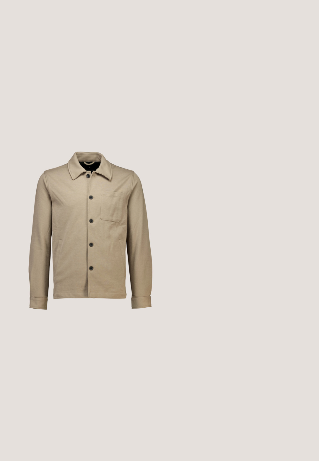 Beige blouse met lange mouwen, een kraag en knopen bij de manchetten. Glad textuur met een schoon, minimalistisch ontwerp.; Lichtbruine pullover met een ritskraag, lange mouwen en een zachte textuur, gemaakt van fijn gebreid materiaal.; Beige katoenen poloshirt met een drieknops sluiting, een borstzak en marineblauwe afwerking op de kraag en mouwen.; Beige casual herenbroek met voorplooien, knoop- en ritssluiting, lussen voor riem en zijzakken, getoond op een witte achtergrond.; Bruine suède enkellaarzen met een ronde neus, vetersluiting en een zwarte rubberen zool, met een gestructureerde bovenkant voor grip.; Bruine leren schoudertas met een gestructureerd oppervlak. Voorzien van een ritssluitingen bovenkant, een voorvak en een verstelbare schouderriem. Merkenlogo aan de voorkant.