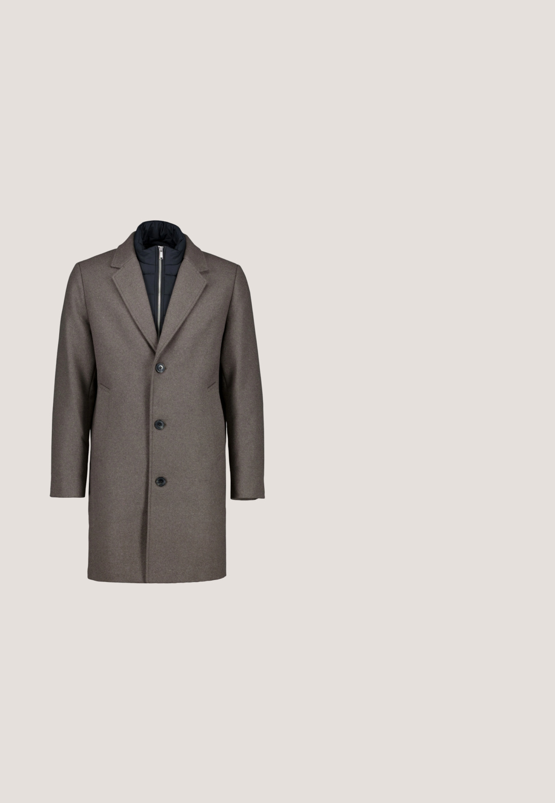 Brun uldfrakke med tre sorte knapper over en sort quiltet jakke med sølvfarvet frontlynlås og opretstående krave.; Brun strikket sweater med høj krave, lange ærmer og en glat tekstur. Bagviewet viser et simpelt design uden udsmykninger.; Mørkebrun herres langærmet skjorte med knapper, krave og brystlomme, lagt fladt på en hvid baggrund.; Mørkebrune bukser med lige ben, bæltestropper, knaplukning og to frontlommer med plissering.; Brune læder Chelsea-støvler med elastiske sider, rund tå og en lav blokhæle. Har en pull-tab bagpå for nem påføring.; Brun læder tablet sleeve med en tekstureret finish, der har en top lynlås lukning og en frontlynlomme til ekstra opbevaring.
