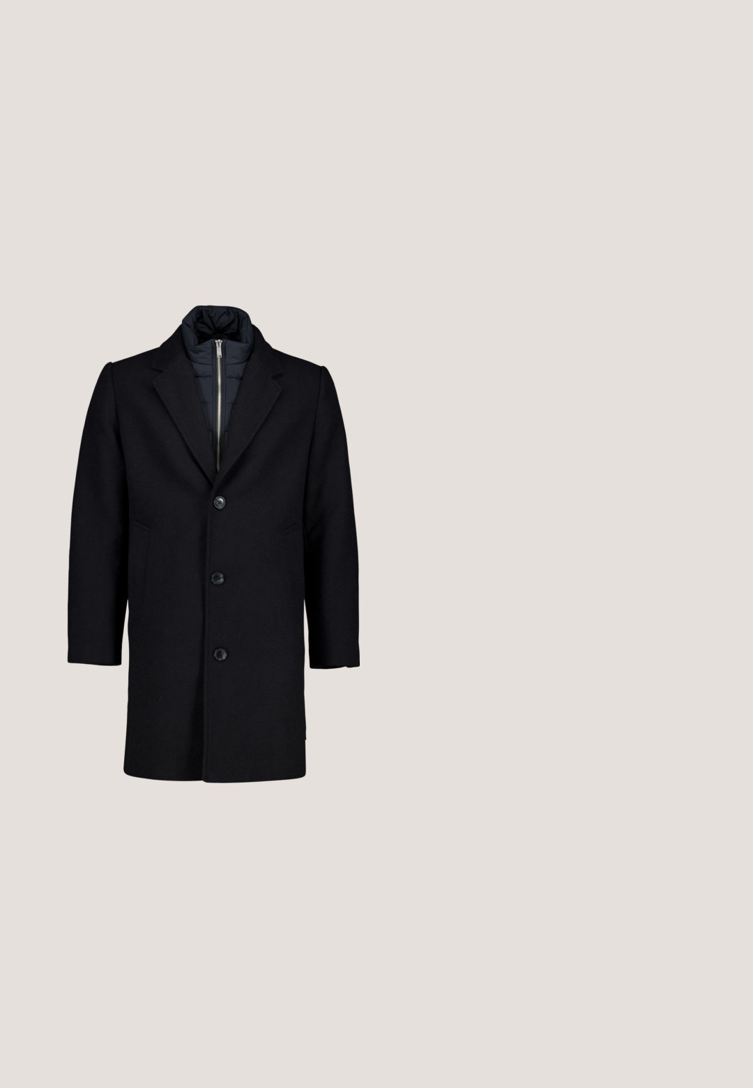 Schwarzer knielanger Mantel mit drei Knöpfen und integrierter gesteppter Kragenjacke mit silbernem Frontreißverschluss.; s.Oliver Strickpullover - navy; Clean Cut Copenhagen Hemd - navy; Dunkelblaue Cordhosen mit geradem Bein, ausgestattet mit einem Knopfverschluss und einer subtilen vertikalen Rippstruktur.; Dunkelblauer Herrenschlupfschuh aus Leder mit genähter Mokassinspitze und niedriger schwarzer Gummisohle, Seitenansicht vor weißem Hintergrund.; Leder-Umhängetasche in Dunkelblau, rechteckige Form, mit verstellbarem Schultergurt, Fronttasche und strukturierter Oberfläche.