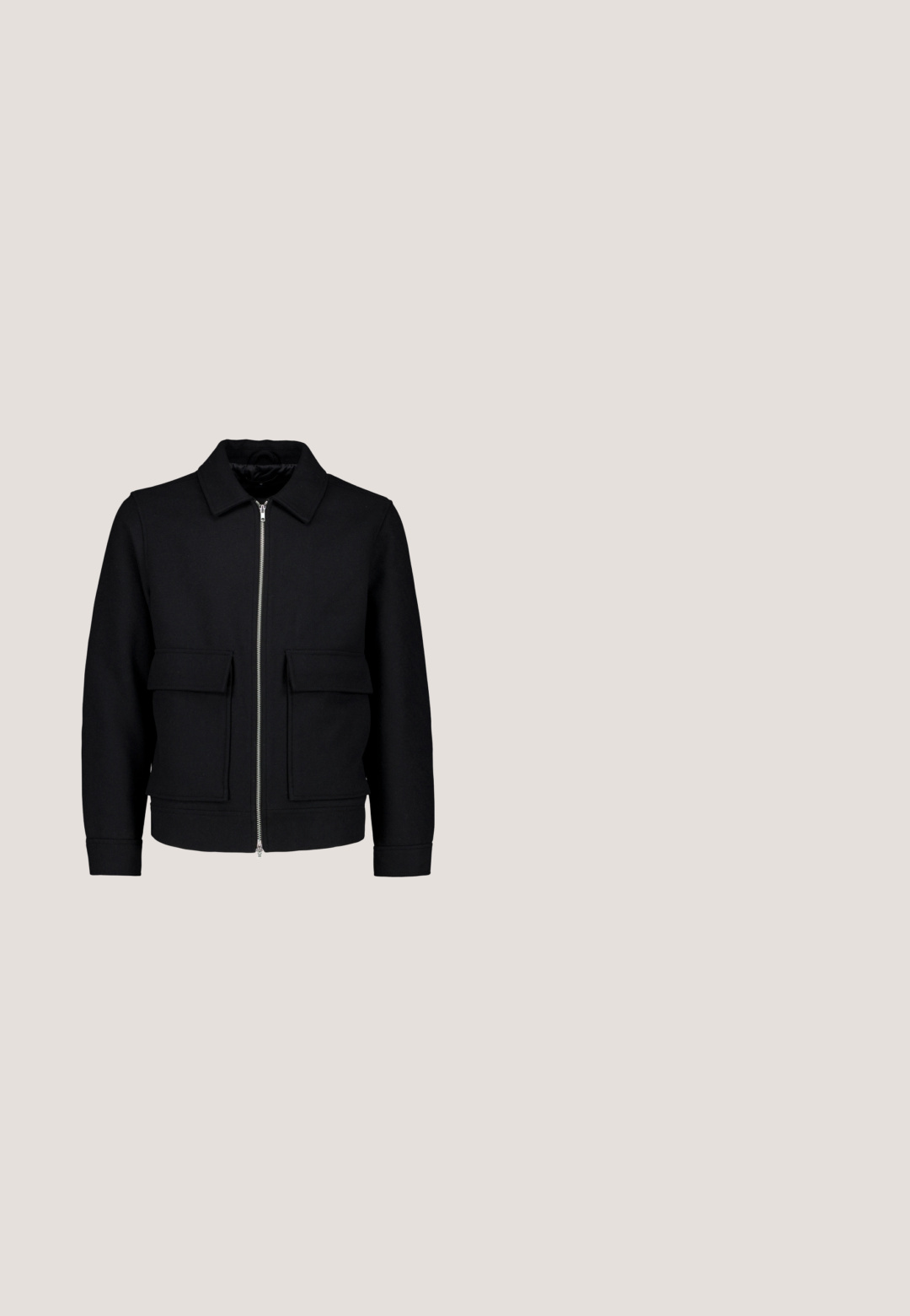 Chaqueta negra con cremallera, con cuello y dos grandes bolsillos delanteros con solapa, mostrada sobre un fondo blanco.; Suéter negro de media cremallera con textura acanalada, cuello alto y mangas largas. Incluye una cremallera plateada en el cuello para un cierre ajustable.; Camiseta negra de manga corta hecha de algodón, con cuello redondo y una pequeña etiqueta en el lateral. Textura suave y corte recto.; Pantalones negros ajustados con pliegues frontales, diseño de pierna recta y cierre de botón. La tela parece suave con un ligero brillo.; Zapato de vestir negro de cuero con cordones, suela gruesa y punta redonda, visto de lado sobre un fondo blanco.; Bolsa de aseo de cuero negro con un bolsillo frontal horizontal con cremallera y una asa lateral sobre fondo blanco.