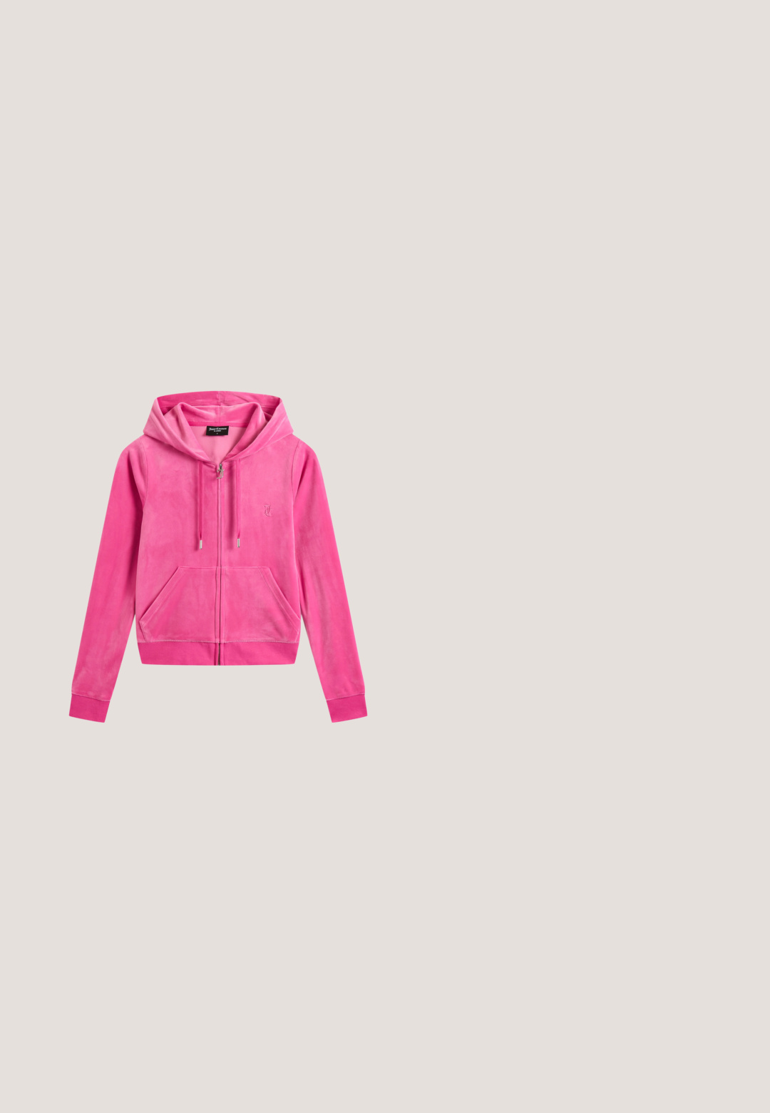 Roze fluwelen zip-up hoodie met een trekkoordcapuchon, zijzakken, geribbelde manchetten en een klein geborduurd logo op de linkerborst.; Witte cropped t-shirt met een kleurrijke tijgerafbeelding, versierd met strassaccenten en de tekst "ED HARDY" en "LOS ANGELES" in het rood.; Blauwe vergeelde jeans met rechte pijpen, knoop en rits aan de voorkant, riemlussen en vijf zakken, plat gelegd op een witte achtergrond.; Witte chunky sneakers met een textuur bovenkant, gevoerde kraag en dikke, gegroefde zool. Voorzien van contrasterende zwarte veters en merkaanduiding.; Een paar rechthoekige zonnebrillen met lichtblauwe doorzichtige monturen en donkergrijze glazen, met rechte pootjes en minimale hardwaredetails.; Zilveren pailletten handtas met een ronde vorm, een zachte handgreep en een zilveren kettingriem. Beschikt over een ritsafsluiting en reflecterende accenten.
