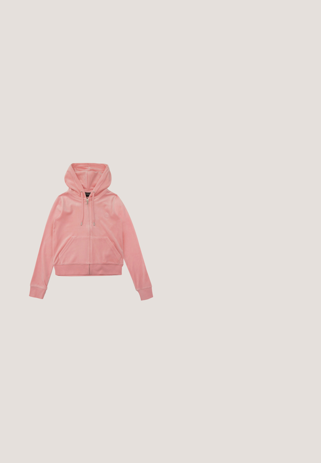 Roze velours zip-up hoodie met een kangoeroezak, verstelbare trekkoordkap en ribgebreide manchetten en zoom. Bevat een subtiele logodetail.; Witte katoenen t-shirt met rode grafische tekst die "SPACE FOOD" leest met een hartaccent, korte mouwen en een ronde hals.; Lichtblauwe spijkerbroek met lichte wijdte, voorzakken, riemlussen en een knoopsluiting, plat gelegd op een witte achtergrond.; Witte leren sneakers met een stevige zool, vetersluiting en subtiele branding. Heeft een zachte textuur en een ronde neus.; Kleine felroze Juicy Couture-handtas met zilveren kettingdetail en logotekst aan de voorkant, enkele smalle schouderband.; Gouden vlinderbroche met opengewerkte vleugels, versierd met kleine parels en heldere strassstenen op een witte achtergrond.