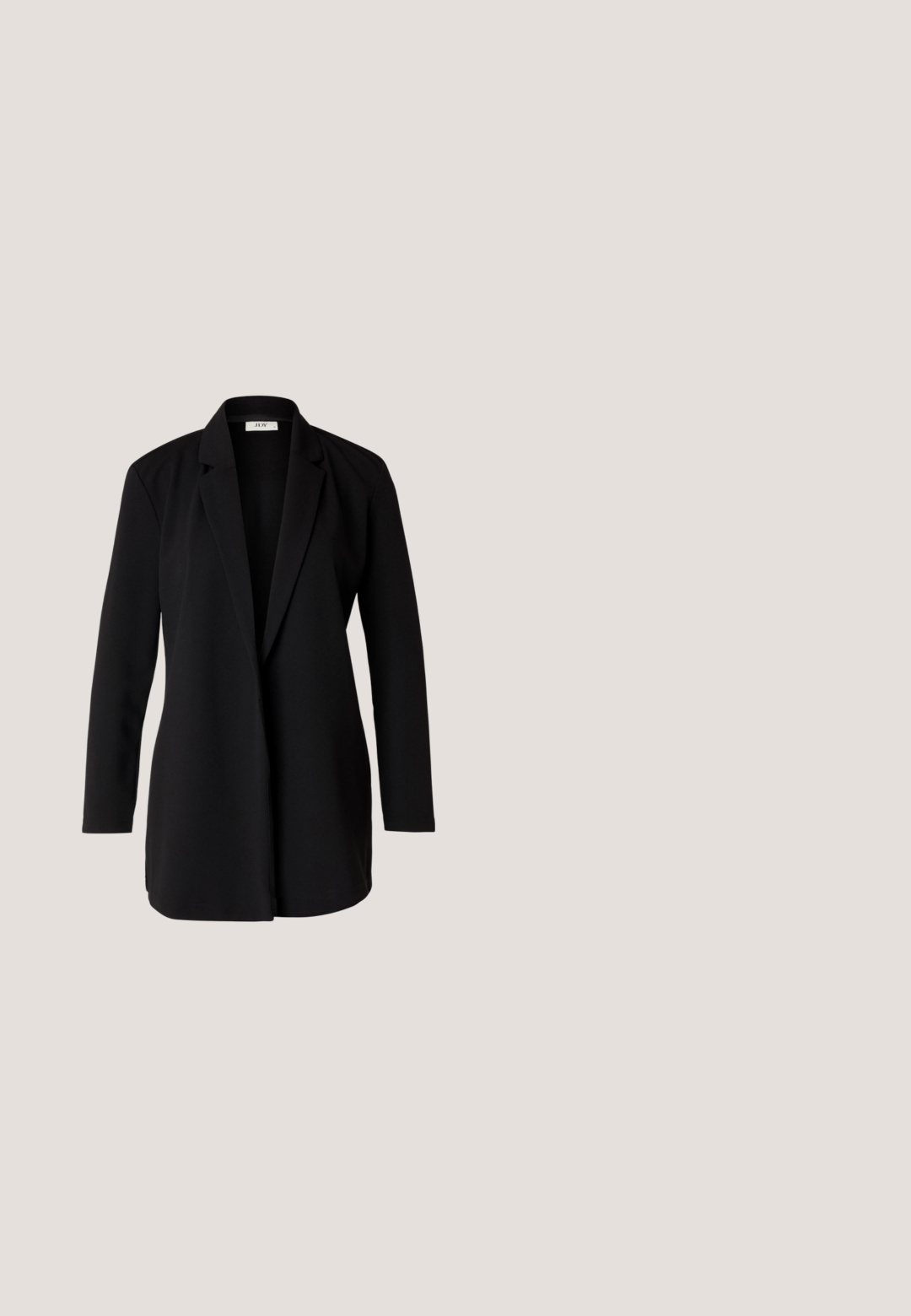Sort skræddersyet blazer lavet af glat stof, med en klippet krave, lange ærmer og en åben front uden knapper eller hardware.; Hvid off-the-shoulder top, samlet side detaljer, blødt stof, tætsiddende design og lige halsudskæring.; Sorte vide ben bukser lavet af et glat stof, med en frontknaplukning og to frontfolder for ekstra detaljer.; Sorte hæle mules med en glat, mat læderoverdel, åben tå, bred rem over vristen og slank, firkantet hæl.; Sorte og sølv håndtaske med en tekstureret overflade, der har et diamantmønster, en knyttet håndtag og en struktureret form.; Guld hoops øreringe med et glat, rundt design og en blank finish. Letvægts konstruktion med en sikker låsemekanisme.
