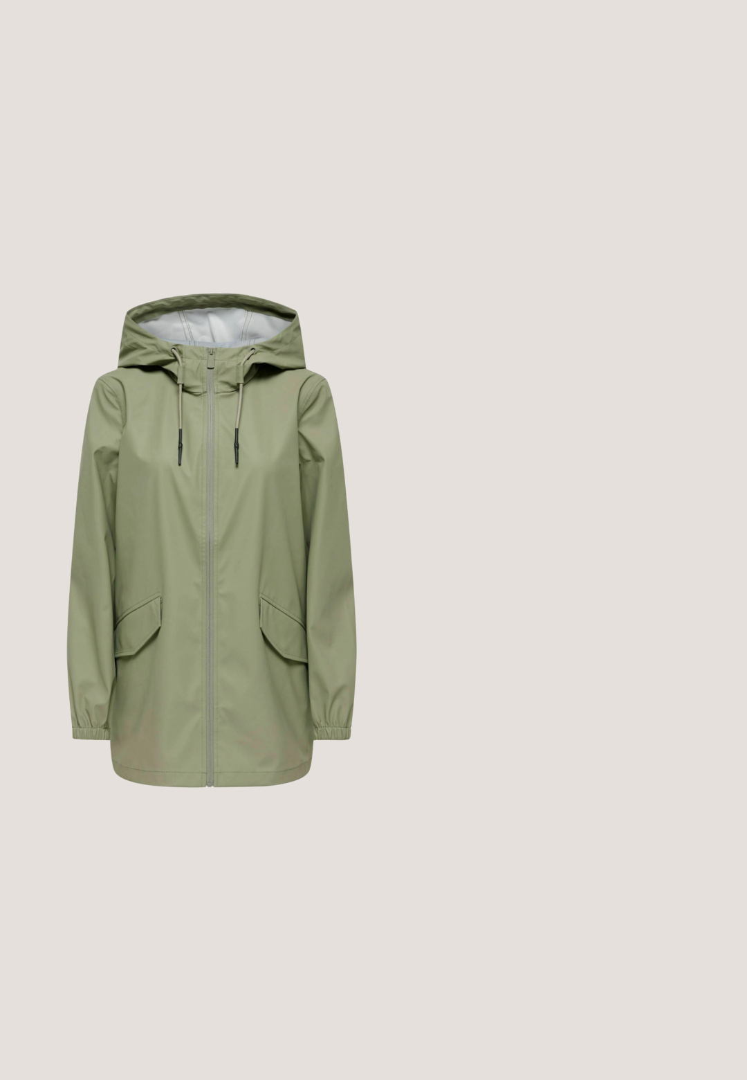 Licht olijfgroene regenjas met capuchon, ritssluiting aan de voorkant, verstelbare trekkoorden, klepzakken en elastische manchetten.; Nike Sportswear CUTOUT - T-shirt print - amber brown/sail; Zwarte sportshorts met een elastische tailleband, met een gelaagd ontwerp en een klein wit Nike-logo aan de onderkant links. Lichtgewicht materiaal.; Zwarte leren en synthetische sneakers met witte Nike swoosh, rubberen gumzool, ronde neus en zwarte veters. Geribbelde witte sokken zichtbaar.; Zwart-witte handtas met patroon en een gouden Guess-logo, schakels van een ketting en een zwarte leren handvat met dubbele knoop.; Zilveren stud oorbellen met hartvormige heldere kristallen en een spitse accent, met een gepolijste en glanzende afwerking.