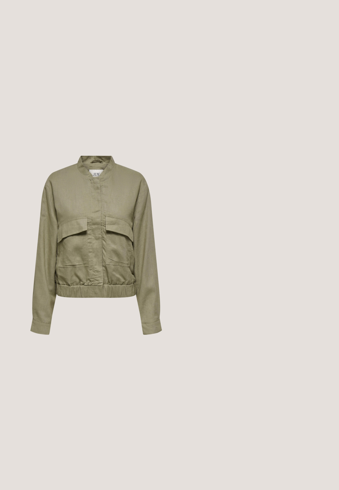 Veste vert olive clair à manches longues avec col montant, deux grandes poches à rabat devant et taille élastique.; T-shirt femme manches courtes vert olive avec revers aux manches et col rond, présenté sur fond blanc.; Pantalons cargo vert olive en mélange de coton durable avec des poignets fuselés, plusieurs poches et des plis au niveau des genoux pour plus de mobilité.; Baskets basses vert clair avec semelle blanche épaisse, lacets à l'avant et logo "s.Oliver" embossé sur le côté.; Sac de sport en léopard vert et bleu clair avec double poignée et bandoulière réglable, poche zippée avant, et motif texte "Berlin".; Collier de perles multicolores featuring de petites perles carrées dans des tons terreux, des accents dorés, et une texture lisse. Fermé avec un fermoir.