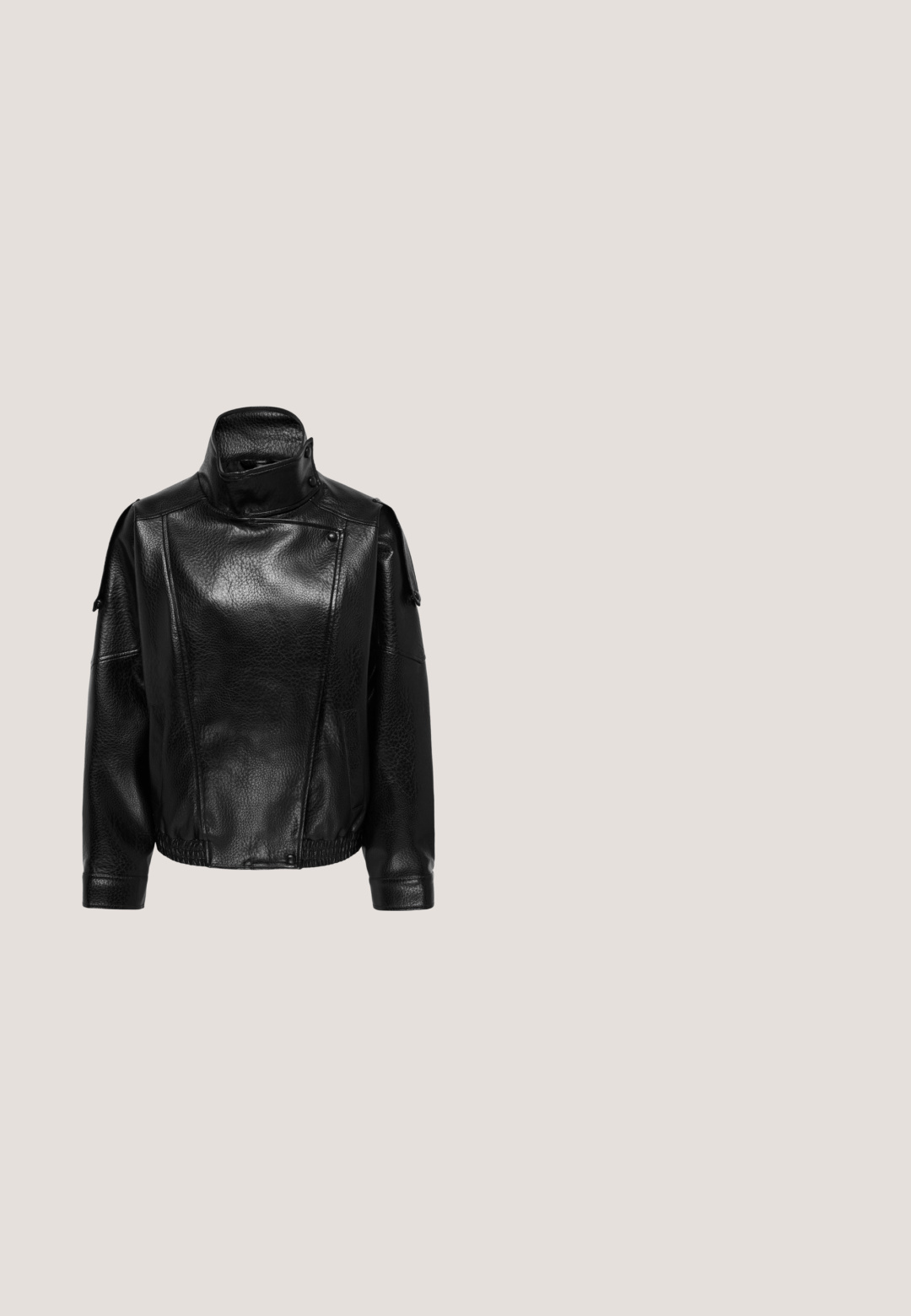 Veste en cuir noire avec col montant, fermeture éclair asymétrique devant, manches longues et ourlet élastique, présentée sur fond blanc.; Robe noire à manches longues en tissu transparent froncé. Elle présente un décolleté en V et une silhouette ajustée, avec un subtil volant au bas des manches.; Bottes noires en cuir montantes jusqu'aux genoux, avec une texture lisse, un bout arrondi, une semelle épaisse et une fermeture éclair. Présente un logo argent sur le côté.; Lunettes de soleil noires au design lisse et angulaire, avec des verres foncés et un logo en argent contrastant sur le côté. Texture en plastique lisse.; Sac à bandoulière noir avec une surface texturée, des accents brillants, deux poches zippées et une petite pochette détachable avec une chaîne.; Les boucles d'oreilles en argent en forme de créole présentent un design lisse et arrondi avec un profil fin et un fermoir sécurisé. Style minimaliste avec une finition polie.