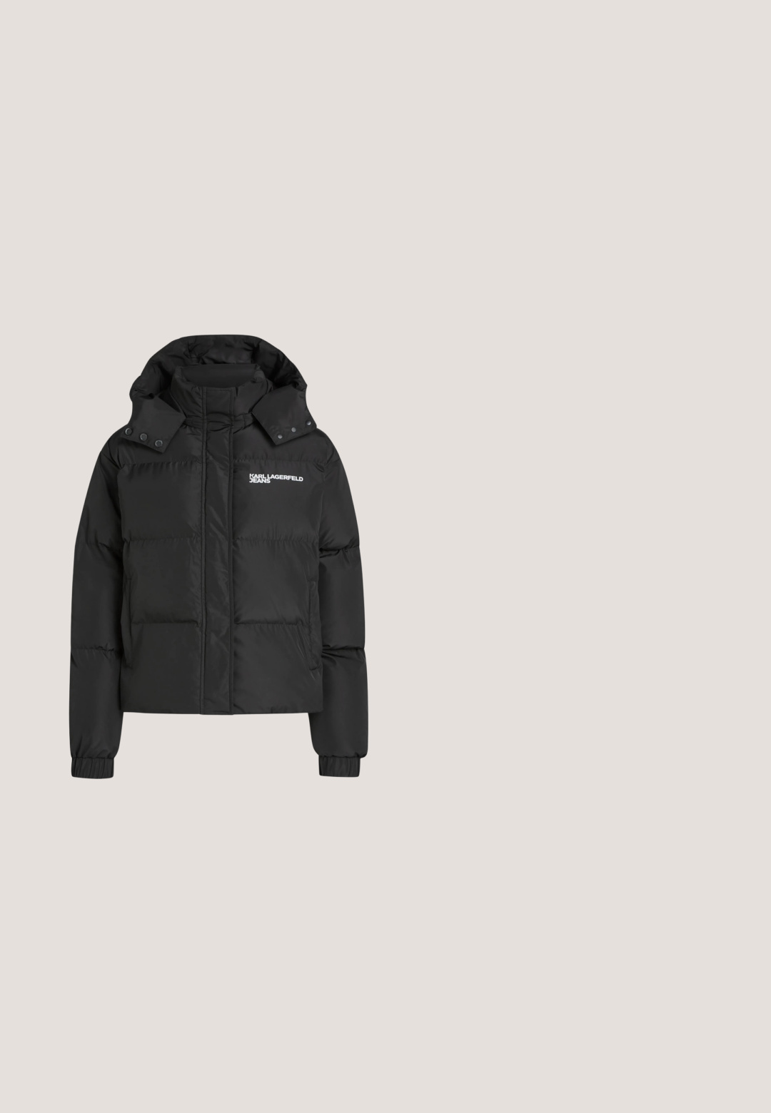 Sort dunjakke med høj krave, knap-af hætte og "Karl Lagerfeld Jeans" logo på brystet.; Sort hættetrøje med forlommel, snøre i hætten, ribstrikkede manchetter og kant samt lille hvid "JJXX STUDIO" tekst centreret på brystet.; Sort bomulds t-shirt med rund halsudskæring, der har et hvidt grafisk design af et stiliseret "K" og lodrette linjer på fronten.; Sorte bukser med lige ben og snøre i taljen, blondedetaljer på lårene og lille lodret hvid tekst nær højre lomme.; Sorte lædersneakers med glat finish, rund tå, snørelukning og tyk plateau-sål med mærkets logo-detaljer.; Sort stof skuldertas med en halvmåneform, der har et hvidt logo "KARL LAGERFELD JEANS" og en justerbar rem. Lynlåslukning.