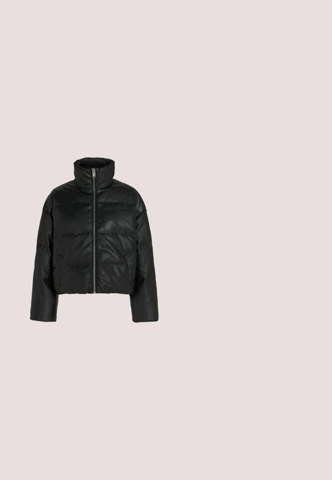Sort polstret jakke med høj krave, frontlynlås og to forlommer, lavet af glat, læderlignende materiale.; Sort ribbet rullekrave sweater med lange ærmer, cropped design og diskret logo detalje ved kanten. Blød strikket tekstur.; Sorte jeans med et subtilt mønster, lige snit, fem lommer og metalhardware. Lavet af denim med en glat tekstur.; Sorte knæhøje støvler med en kviltet tekstur, der har snørebåndsdesign, kontrasterende ribbet topkant og en tyk, robust sål.; Sort lodden rektangulær håndtaske med to læderhåndtag og en bred justerbar skulderrem med metal spænde.; Sølv hjerteformede hoop øreringe, den ene med rhinsten og den anden indgraveret med "GUESS." Glat tekstur med blank overflade.