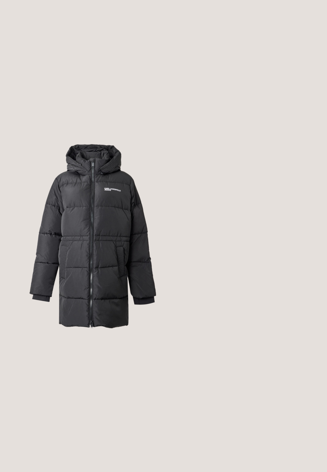 Veste d'hiver matelassée noire avec capuche et fermeture éclair frontale, avec poches latérales et petit logo blanc "Karl Lagerfeld Jeans" sur la poitrine.; Sweat-shirt noir à manches longues avec col en V, ourlet légèrement courbé et poignets côtelés, présenté sur fond blanc.; T-shirt blanc à manches courtes avec col rond et petit logo noir "KL" centré sur la poitrine.; Shorts blancs en tissu doux, avec un galon noir le long des côtés, une taille élastique et un cordon de serrage à l'avant. Logo affiché sur la hanche.; Des baskets noires en toile présentent des accents blancs, un bout rond, une semelle texturée et un détail de logo distinctif. Les lacets sont blancs, avec des œillets.; Sac cabas noir avec trois chats blancs dessinés portant des lunettes de soleil, vus de face, de profil et de dos, texte "KARL LAGERFELD" en dessous.