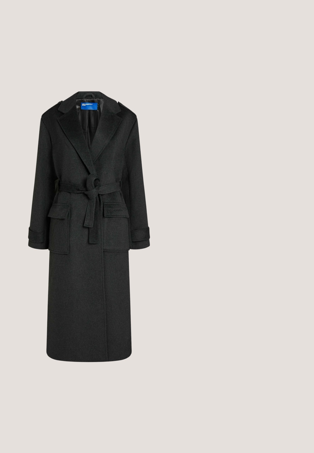 Abrigo largo de lana gris oscuro con solapas con muesca, cintura con cinturón, dos bolsillos delanteros con solapa y correas en los puños.; Vestido negro de punto con un cuello alto tipo mock, mangas largas y un corte holgado. Textura suave con una longitud hasta la mitad de la pantorrilla y sin patrones ni acentos visibles.; NeroGiardini Botines con plataforma - nero; MAX&Co. IN INIETTATO - Gafas de sol - nero lucido grigio fumo specchiato; Bolso tote de cuero negro con el nombre de la marca en relieve repetido y herrajes dorados, con asas dobles y una correa de hombro desmontable.; Brazalete de metal plateado con un diseño minimalista de líneas curvas y un adorno esférico decorado con cristales transparentes.