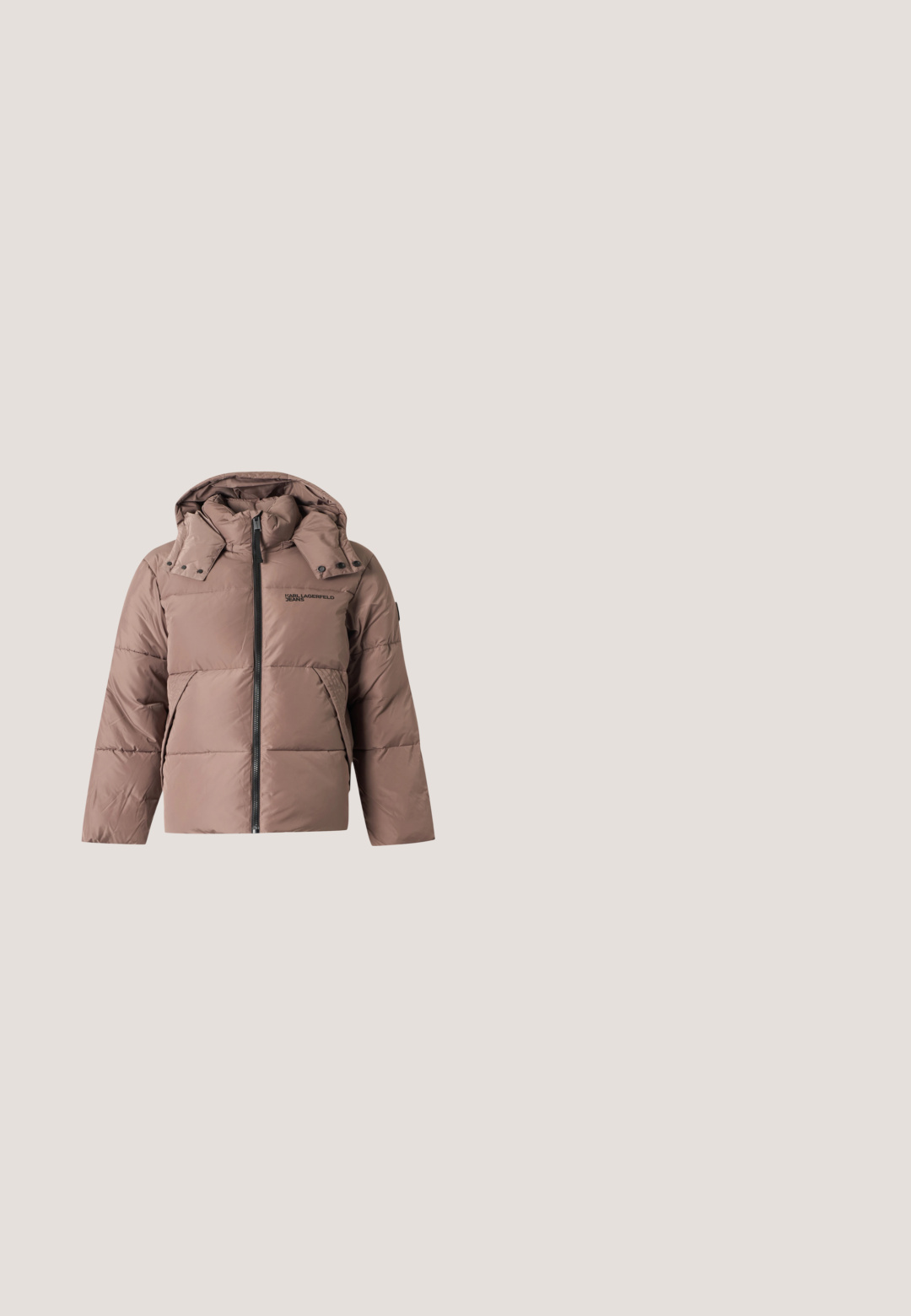 Chaqueta acolchada marrón con capucha, cremallera frontal, bolsillos laterales y logo de Karl Lagerfeld Jeans en el pecho.; Sudadera de algodón gris con cuello redondo, puños acanalados y un pequeño logotipo de serpiente bordado en la parte superior izquierda del pecho. Textura suave.; Camiseta beige de manga corta con cuello redondo y un pequeño logo cuadrado que dice "Michael Kors" en el pecho izquierdo.; Pantalones de pierna recta en verde oscuro con cintura elástica y cinturón negro ajustable integrado con cierre de hebilla.; Zapatillas altas de ante marrón con cierre de cordones en la parte delantera, suela de goma y una lengüeta en la parte posterior. Presenta una marca en el lateral.; Bolso de hombro beige y holgado hecho de tela, con una correa negra con logo, compartimentos con cremallera y un emblema sutil en la parte frontal.