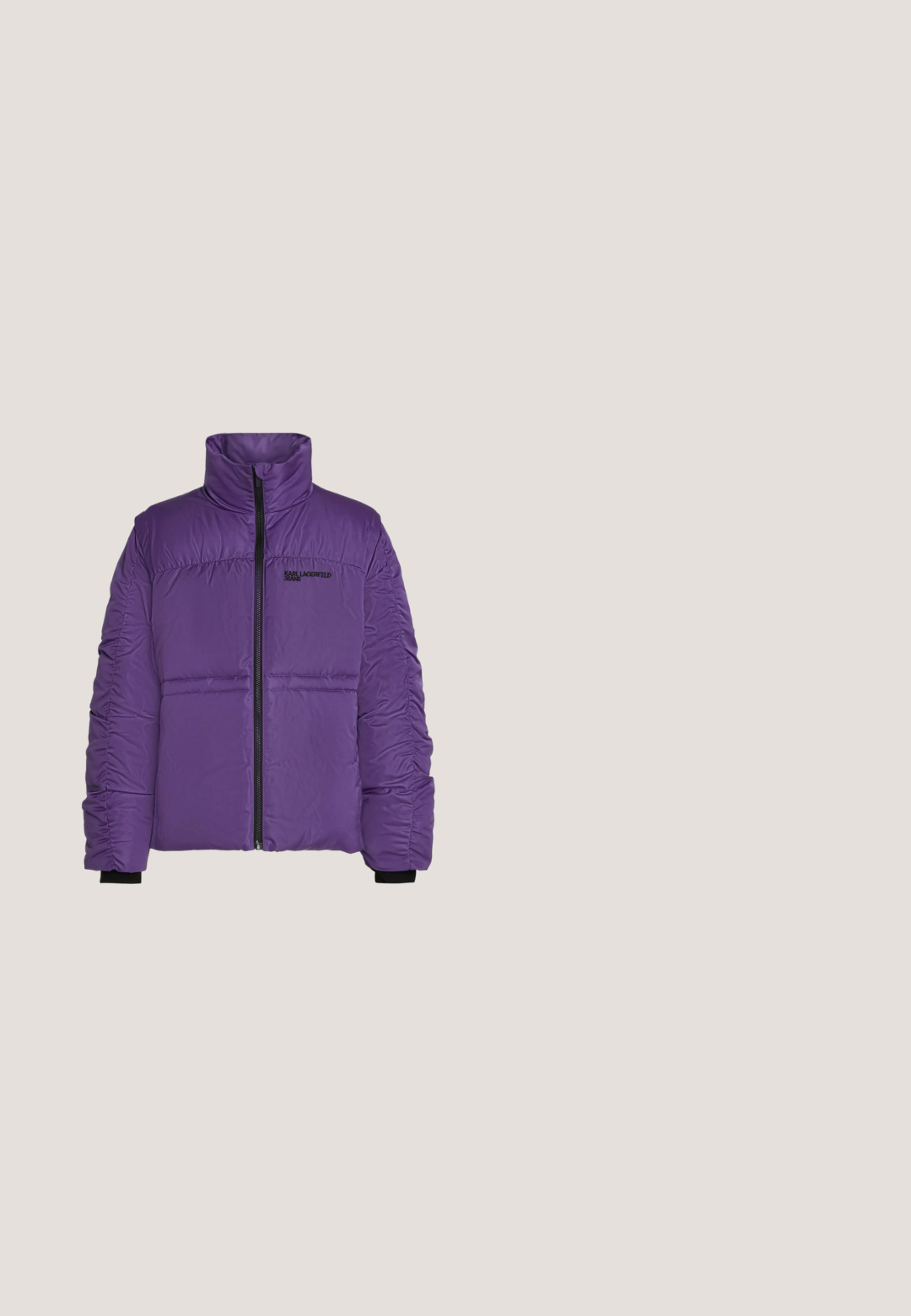 Veste matelassée violette avec col montant, fermeture éclair noire, manches froncées et logo "Karl Lagerfeld Jeans" sur la poitrine.; Haut en polaire violet avec une surface texturée, capuche à cordon de serrage, poche frontale et bords côtelés aux poignets et à l'ourlet. Présente un logo en couture noire.; T-shirt court violet en matière douce, avec un col rond et des manches courtes. Texture lisse sans motifs ni accents visibles.; Jupe violette, longueur genoux, fabriquée à partir d'un tissu léger avec une taille élastique et des poches zippées sur les côtés, présentant une coupe droite et un design minimaliste.; Botte de cheville en cuir rose avec un bout arrondi, des détails cousus et une semelle plateforme noire ornée de touches de jaune.; Sac à épaule violet en fausse fourrure avec bandoulière noire réglable et petite étiquette logo rectangulaire à l'avant.