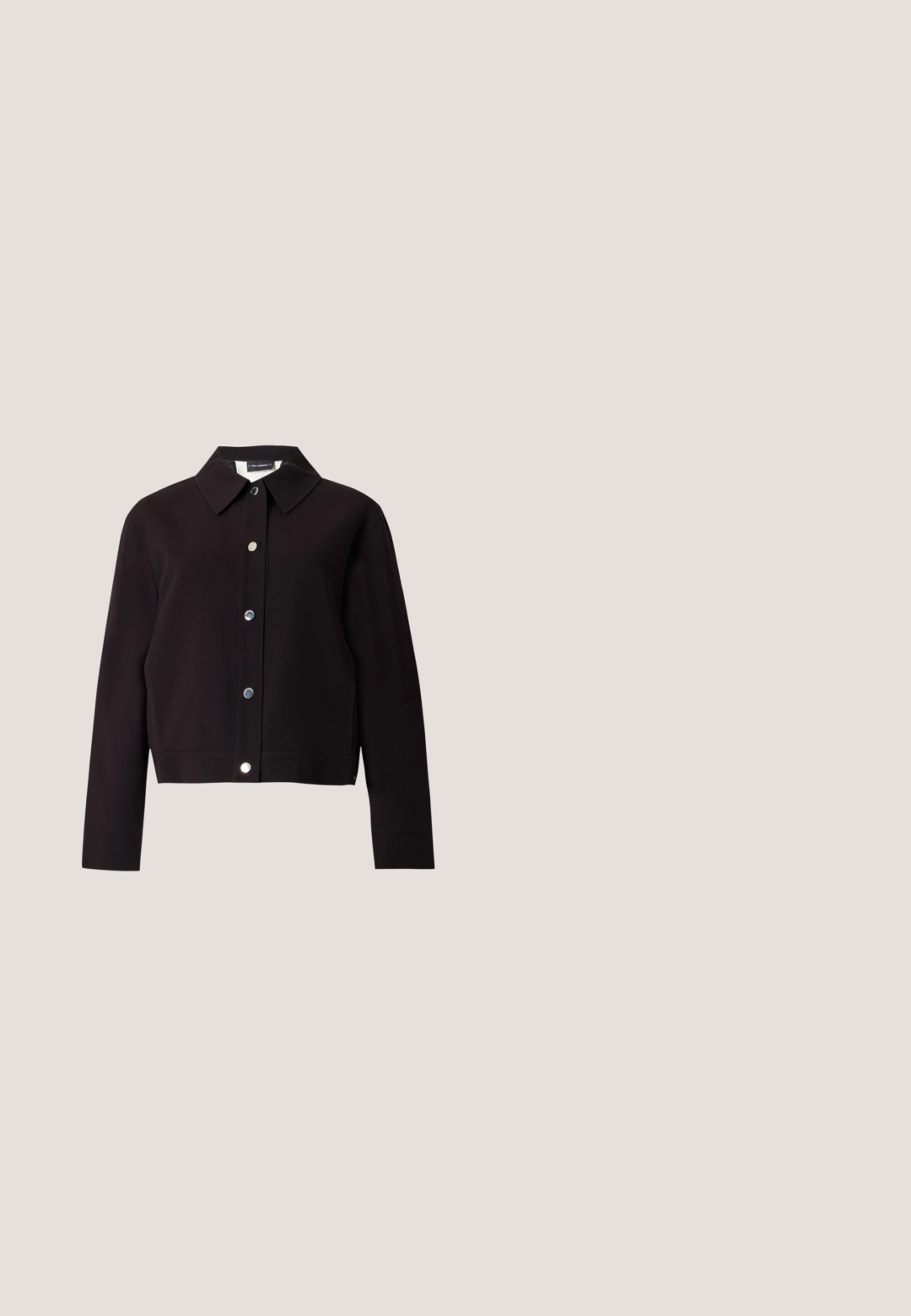 Sort langærmet jakke med krave og sølvfarvede trykknapper foran, vist på en enkel lys baggrund.; ONLY ONLNEW LINA GRACE LS EMB SHIRT NOOS WVN - Skjortebluser - bright white/black; Sorte højtaljede bukser med lige ben, forenden med presfolder og bæltestropper, vist mod en ensfarvet hvid baggrund.; Sort lædersko med slingback, spids tå, lille hæl og spænde med rhinsten. Glat tekstur, minimalistisk design.; Sort skuldertaske i krokodillelæder med lange stropper og lille sølvlogo-charm på den ene strop.;  Sorte harpiks hoops øreringe med en skinnende overflade og silvertone hardware detaljer. Cirkulær form med en udskæring og stift-bagside lukning.