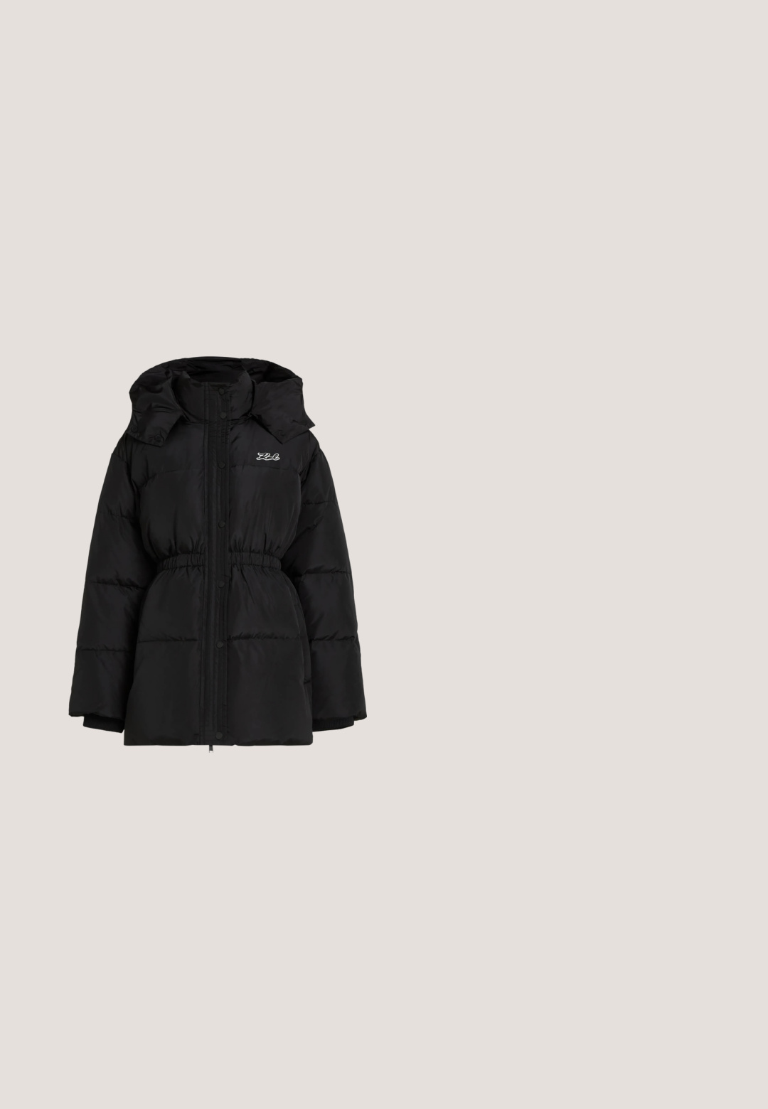 Schwarze wattierte Jacke mit hohem Kragen, elastischer Taille, Frontreißverschluss und Druckknöpfen sowie kleinem weißen Logo auf der Brust.; Schwarzes, kurzes Sweatshirt mit hohem Kragen, ausgestattet mit einem kreisförmigen Grafikdesign und "KARL LAGERFELD JEANS"-Text in Rot. Weicher Stoff und gerippte Bündchen.; Schwarze, weit geschnittene Hose aus einem glatten Stoff, mit Falten und einem kleinen Logo-Akzent. Design mit einer mittelhohen Taille.; Schwarzer karierter Sneaker mit dicker weißer, geriffelter Plateausohle, weißer "Karl" Stickerei an der Seite und ausgefransten Stoffkanten.; Schwarze Ledertasche mit weißen Akzenten. Verfügt über einen Kettenriemen, eine strukturierte Form und ein auffälliges weißes Logo-Detail. Glatte Textur.; Schwarze Harz-Hoops mit glänzender Oberfläche und silberfarbenen Hardware-Details. Zirkulare Form mit Ausschnitt und Post-Back-Verschluss.