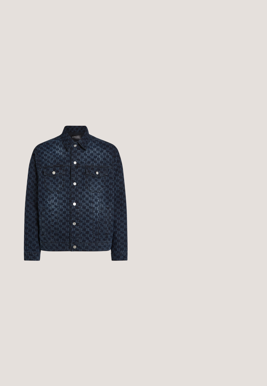 Donkerdenim jacket met een overal houndstoothpatroon, klassieke kraag, sluiting met knopen aan de voorkant en twee borstzakken met zilveren hardware.; Wit shirt met korte mouwen, voorzien van een zwarte illustratie van de Mount Fuji, met wolken en golven. Gemaakt van lichtgewicht stof met een ontspannen pasvorm.; Geprinte shorts in crème met een marineblauw bloemenpatroon, voorzien van een elastische tailleband en trekkoord, gemaakt van lichtgewicht stof.; Zwarte enkellaars van textuurleer met een ronde neus, vetersluiting en een stevige zwarte rubbere zool. Heeft een lus aan de hiel.; Rechthoekige donkergroene crossbodytas met reliëfpatroon, zilverkleurige rits en verstelbare zwarte stoffen band tegen een effen witte achtergrond.; Zwart-zilveren metalen armband met rechthoekige schakels en een sluiting, weergegeven op een eenvoudige lichte achtergrond.