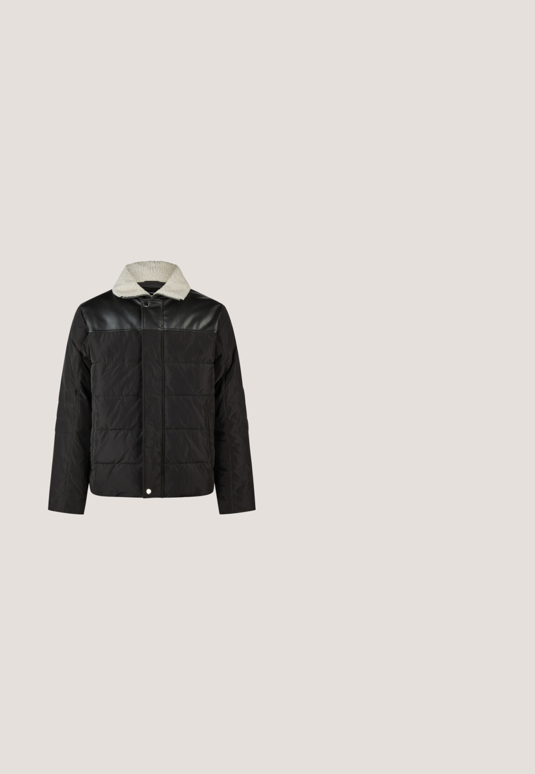 Chaqueta negra acolchada con tapeta de imitación de cuero y cuello sherpa blanco, cremallera frontal oculta bajo tapeta con botones a presión.; Suéter negro de punto con escote redondo, que presenta un patrón texturizado de trenzas, puños acanalados y dobladillo, que oscurece gradualmente de gris oscuro a negro.; Camiseta blanca con cuello redondo y mangas cortas. Presenta un diseño de logotipo en relieve en la parte frontal. Tejido de algodón suave con un dobladillo curvado.; Jeans de mezclilla negra con un diseño de pierna recta, costuras en contraste, cinco bolsillos y cierre de botón metálico. Tejido suave y texturizado.; Bota de combate negra de cuero con cordones, suela gruesa de goma y lengüeta para tirar en la parte trasera, vista lateral contra un fondo claro y liso.; Bolso bandolera negro con un patrón geométrico. Hecho de material texturizado, con un panel superior liso y correa ajustable.