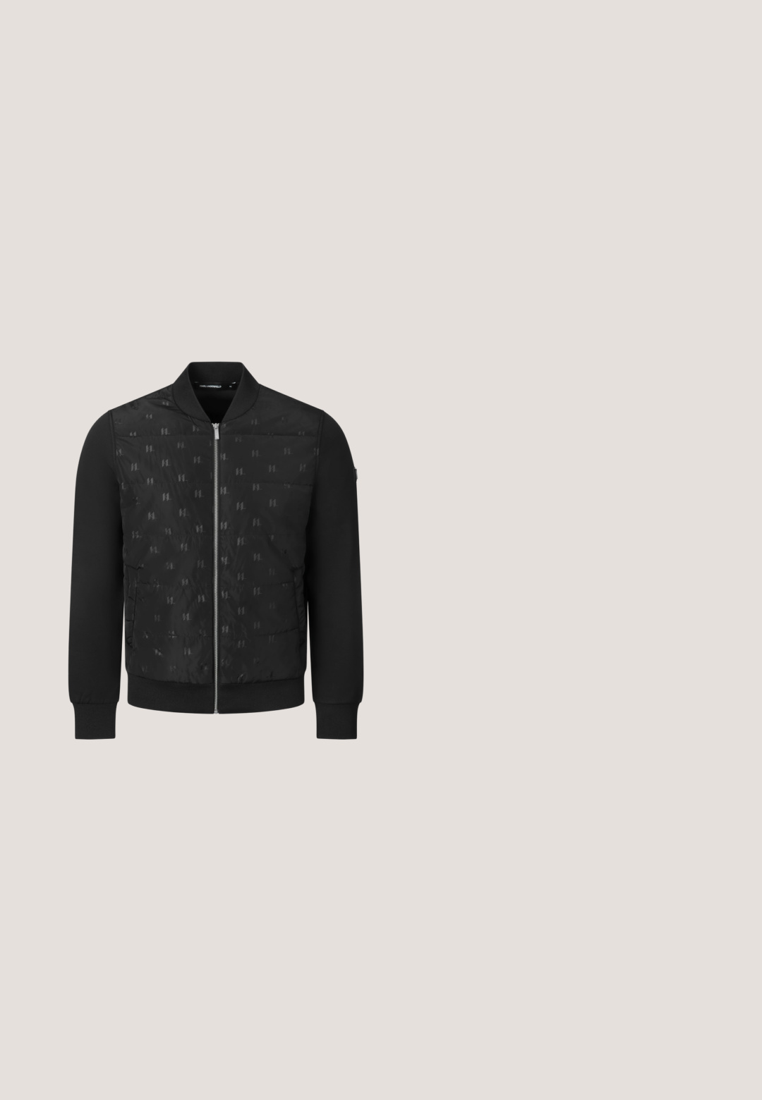 Schwarze Bomberjacke mit Reißverschluss, gesteppter Vorderseite mit dezentem, wiederholtem Logo-Muster und einfarbigen langen Ärmeln.; Schwarzer Sweatshirt aus Baumwollmischung mit einer kleinen Grafik eines Gesichts mit Sonnenbrille auf der Brust und dem Schriftzug "KARL LAGERFELD" auf dem Ärmel.; Weißes Tanktop aus Baumwolle mit rundem Halsausschnitt. Mit einem schwarzen Logodruck auf der Brust. Einfaches Design und ärmelloser Stil.; Helle olivgrüne Shorts aus leichtem Stoff. Mit elastischem Bund, zwei Cargotaschen mit Kordelzugverschlüssen und einem Reißverschluss vorne.; Schwarze Schnürsneaker mit einer klobigen, strukturierten Sohle und glattem Obermaterial. Mit Metallösen und einem gerippten Akzent um die Zehenpartie.; Schwarze Crossbody-Tasche mit vorne liegender Reißverschlusstasche, breitem, mit „KARL LAGERFELD“ geprägtem Träger und Metall-Logodetail an der unteren Ecke.