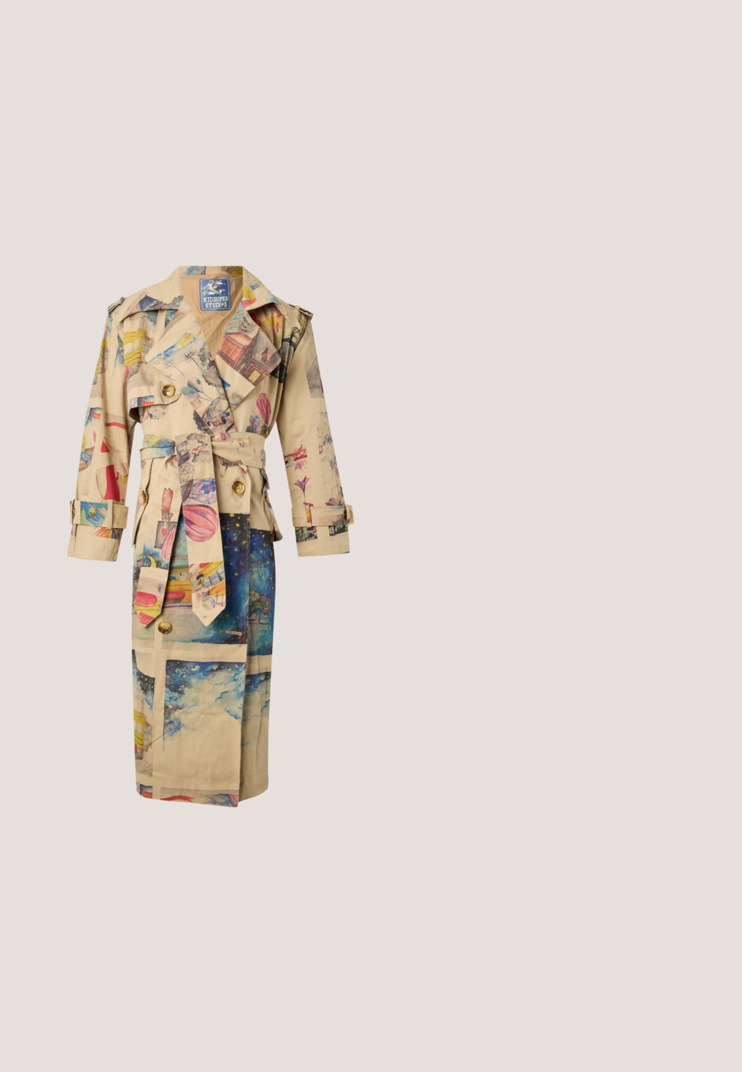 Beige trenchcoat med farverige, abstrakte rum- og by-inspirerede illustrationer, knappet front, bælte i taljen og lange ærmer med stropper.; Grå croppet sweatshirt med en tekstureret finish, med et hvidt grafisk design af udsmykkede strukturer og et ur i midten.; Kortærmet skjorte med knapper i sort, grøn og pink tie-dye mønster. Har en afslappet pasform og en klassisk krave. Letvægts stof.; Sorte denimjeans med en afslappet pasform, som har fem lommer, knaplukning og en subtil falmning i stofstrukturen.; Sorte læder ankelstøvle med fire dekorative sølv spænder, spids tå og en stablet hæl med ribbede detaljer ved kanten.; Guldplateret lag-på-lag halskæde med tre kæder: en central perle, en rektangulær charm og en rund møntvedhæng.