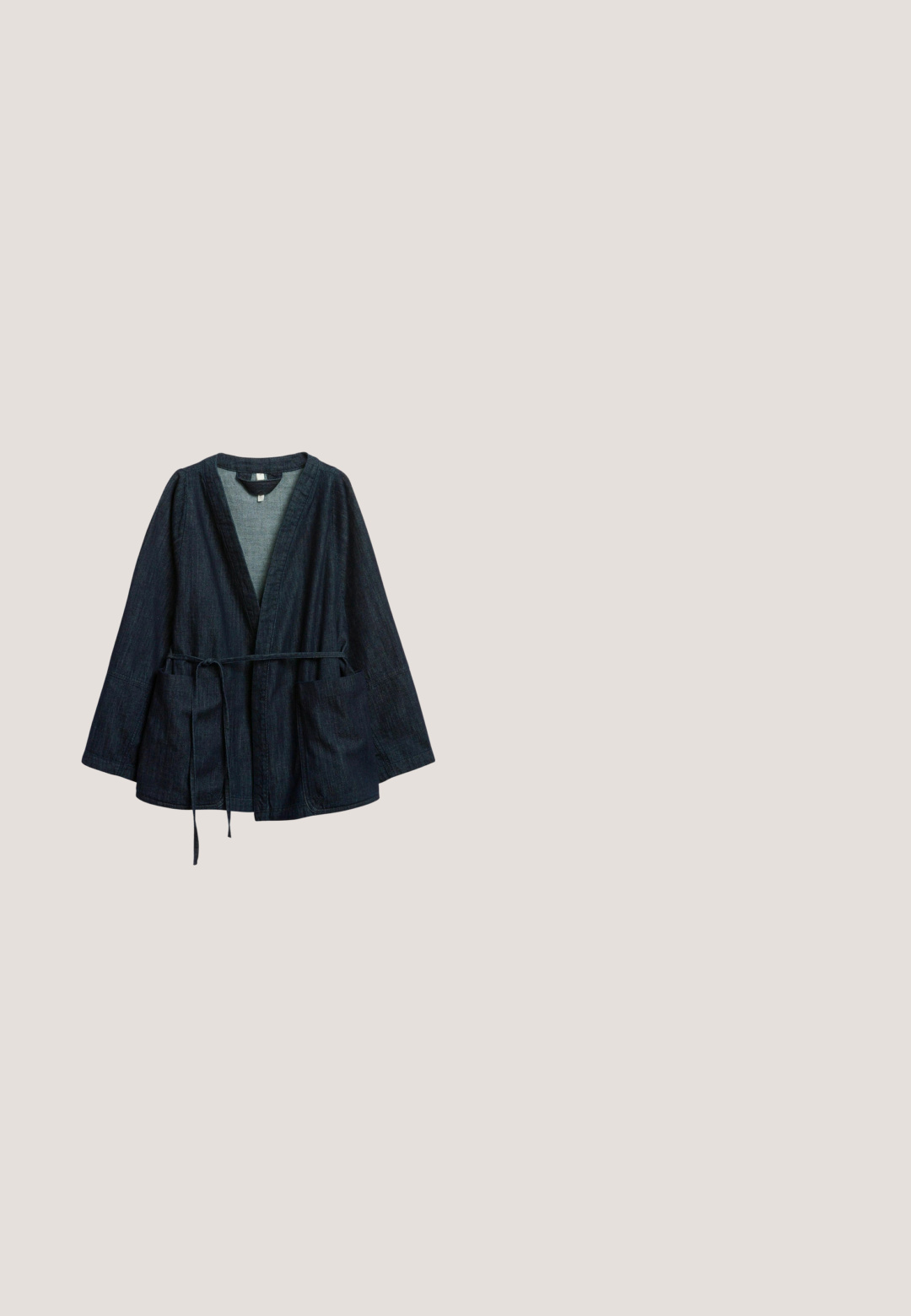 Veste kimono en denim bleu foncé avec manches larges, deux poches avant et une fine ceinture à nouer à la taille.; Combinaison sans manches vert olive avec corsage froncé, bretelles nouées aux épaules, taille peplum et pantalon ample froncé aux chevilles.; Tongs en caoutchouc noir avec semelle texturée et bride en forme de Y, vues de côté sur un fond clair uni.; Lunettes de soleil rectangulaires en écaille de tortue avec des verres dégradés marron et des accents métalliques sur les branches, posées à plat sur une surface blanche.; Sac fourre-tout tissé noir avec des anses semi-circulaires en métal doré sur fond blanc.; Lenoites FOUR-LEAF CLOVER MINI - Bracelet - silver-coloured and black