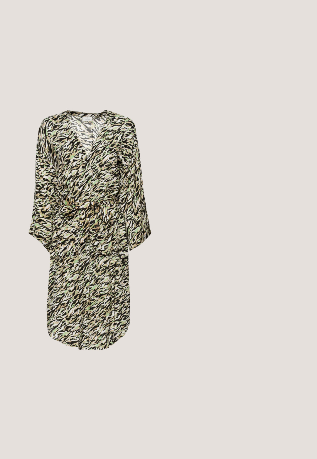 Dlh dress s obopínajúcim strihom, ktorý má čierno-beige a zelený zúbkovaný vzor. Vyrobené z ľahkej tkaniny s opaskom na viazanie a výstrihom do V.; Béžová ľanová overal bez rukávov so širokými nohavicami, hrubými ramienkami a dvoma veľkými prednými vreckami, zobrazený na jednoduchom bielom pozadí.; Čierne sandále s plochou podrážkou, nastaviteľnou prackou, dvoma širokými popruhmi a hladkým povrchom, navrhnuté pre pohodlie a jednoduché obúvanie.; Slnečné okuliare s mačacími očami s matným čiernym rámom a tmavými sklami, na boku so značkou "vogue" a výrazným uhlovým tvarom.; Svetlozelená látková kabelka cez rameno s nastaviteľným popruhom a malým kovovým logom na prednej strane, zobrazená na jednoduchom bielom pozadí.; Dvojvrstvový zlatý náhrdelník s rôznymi malými okrúhlymi príveskami v tvare mincí rovnomerne rozmiestnenými pozdĺž reťazí na svetlom pozadí.