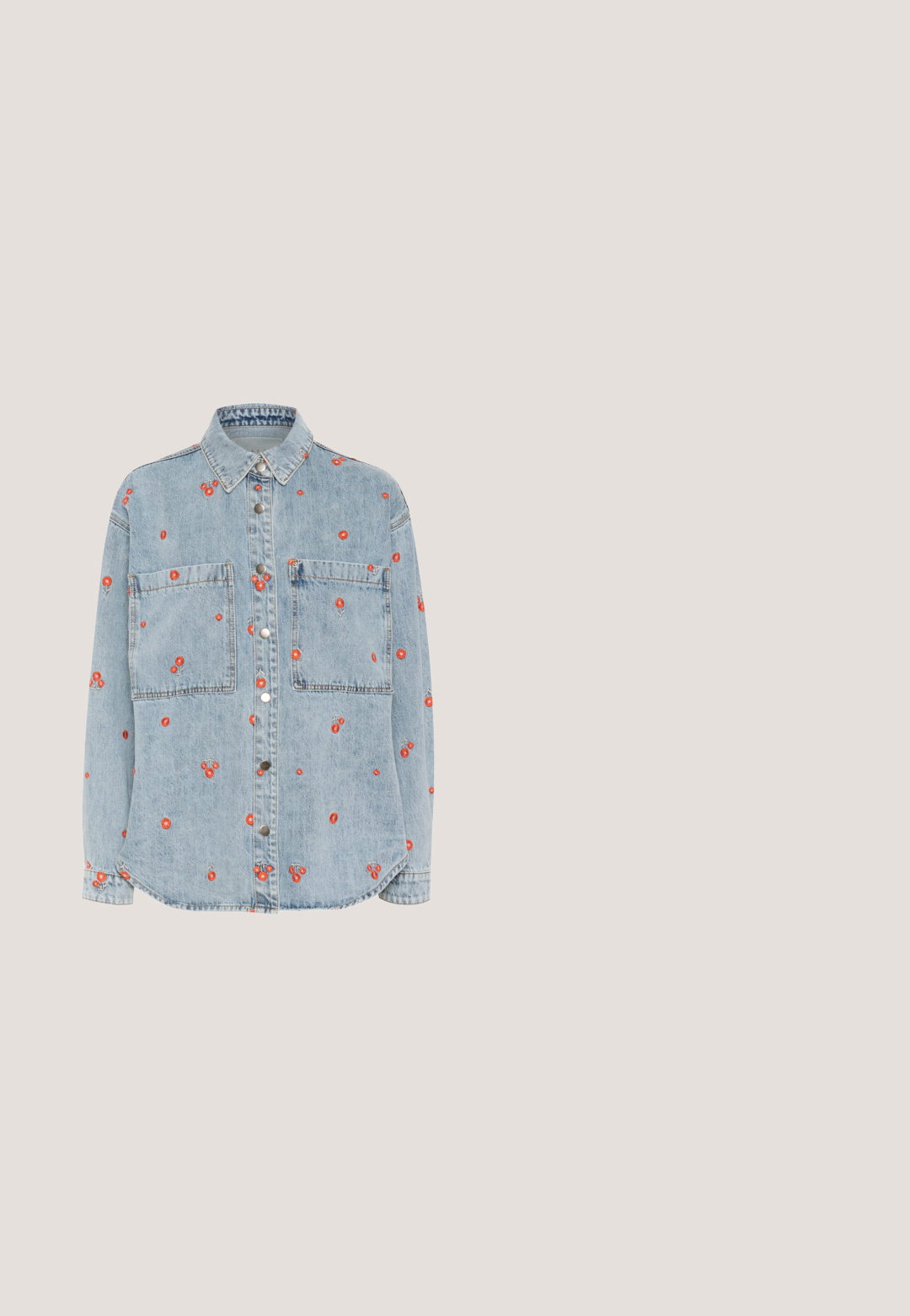 Lichtblauwe denim overhemd met lange mouwen, twee borstzakken en verspreide rode bloemenborduursels. Knopsluiting aan de voorkant met zilveren knopen.; T-shirt met korte mouwen van crème katoen met een herhalend patroon van kleine rode hartjes. Ronde halslijn met een losse pasvorm.; Terracotta-kleurige shorts gemaakt van zachte terry stof, met een elastische tailleband met een trekkoord en een rechte snit, zonder zakken.; Lage bruine suède sneaker met roze veters, roze hieltab, twee witte zijstrepen en een gestructureerde beige rubberen zool.; Emmer tas van bordeauxrood suède met bruine leren accenten, bovenaan te sluiten met een trekkoord en verstelbare band. Gouden logo detail aan de voorkant.; Armband met kralen in roze, wit, geel en groen, met een hartvormige hanger van parelmoer met een gouden rand en een gouden sluiting.