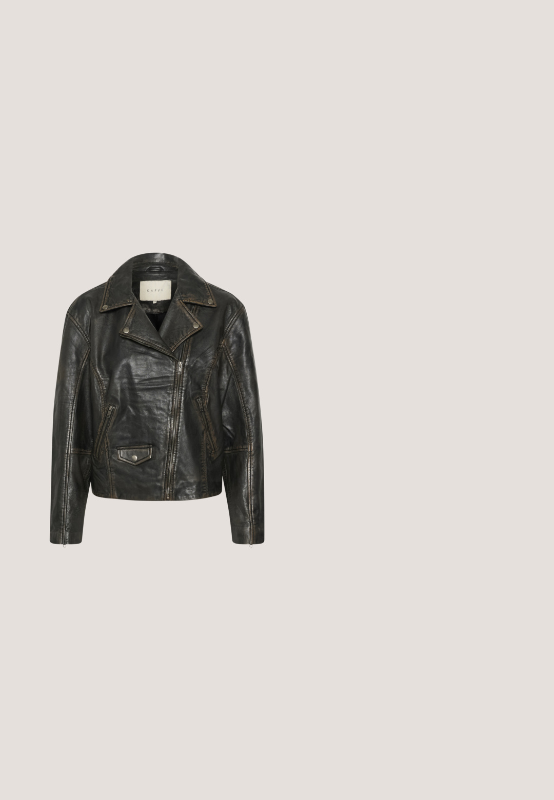 Kaffe KAJANE LEATHER - Kožená bunda - black washed leather; Čierny top s dlhým rukávom so solidným telom a priesvitnými čiernymi sieťovými rukávmi. Má štvorcový výstrih a hladkú textúru.; ONLY Tall ONLHELLA REG  - Džínsy skinny fit - black; Pár čiernych kožených čižiem ku kolenám s blokovými podpätkami a bočnými zipsami, stojace vzpriamene na neutrálnej pozadí.; Čierna kožená kabelka na rameno s oblým spodkom, strieborným oválnym logom na prednej strane a tenkým nastaviteľným popruhom na bielom pozadí.; Strieborný náramok z reťaze s prepojenými článkami, s karabínkou a nastaviteľným spojovacím reťazcom pre flexibilitu veľkosti.