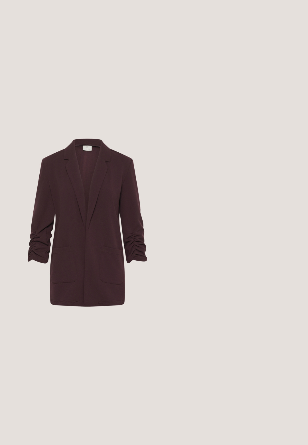 Blazer marrón oscuro con mangas fruncidas de tres cuartos, dos bolsillos frontales de parche y solapa con muesca, mostrado sobre fondo blanco.; Top sin mangas de color púrpura oscuro con tirantes en espiral y silueta ajustada.; ICHI IHKATE WIDE PA2 - Pantalones - chocolate torte; Salón de mujer con talón de tira de cuero marrón oscuro, puntera puntiaguda, tacón bajo de tipo «kitten» y correa ajustable con hebilla dorada, mostrado sobre fondo blanco.; Bolso de cuero burdeos con una textura suave y arrugada, una correa negra ajustable y un cierre de cremallera. Presenta un logo sutil en la parte inferior.; Pendientes colgantes con cuentas redondas moradas oscuras, óvalos texturizados, dorados y cuentas irregulares marrón oscuro en forma de piedra apiladas verticalmente.