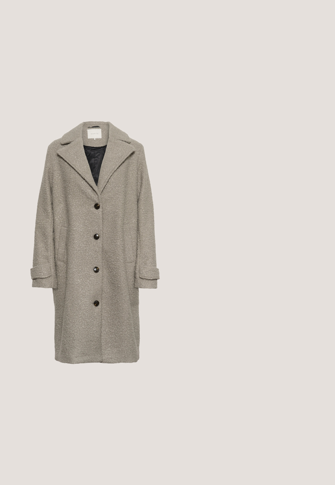 Grijze textuur jas met een uitslagkraag, zwarte voering, grote knopen en omgeslagen manchet. Halflange stijl met zijzakken.; Grijze sweatshirt met ronde hals, lange mouwen en geribde manchetten. Bevat een textiel met een gestructureerd oppervlak en kleine, verspreide rhinestones.; Witte kanten blouse met lange mouwen, kraag, knopen aan de voorkant en geschulpte randen aan mouwen en zoom.; Bruine wijde broek met hoge taille, voorplooien en een knoopsluiting. Soepele textuur en op maat gemaakt ontwerp, geschikt voor formele kleding.; Bruine, met fleece gevoerde ballerina met een ronde neus. Zachte textuur en naadloos ontwerp, met een low-profile silhouet. Geen zichtbare hardware.; Bruine suède handtas met verstelbare donkerbruine bandjes en goudkleurige accenten, met een kleine merknnaam die aan de voorkant is gegraveerd.