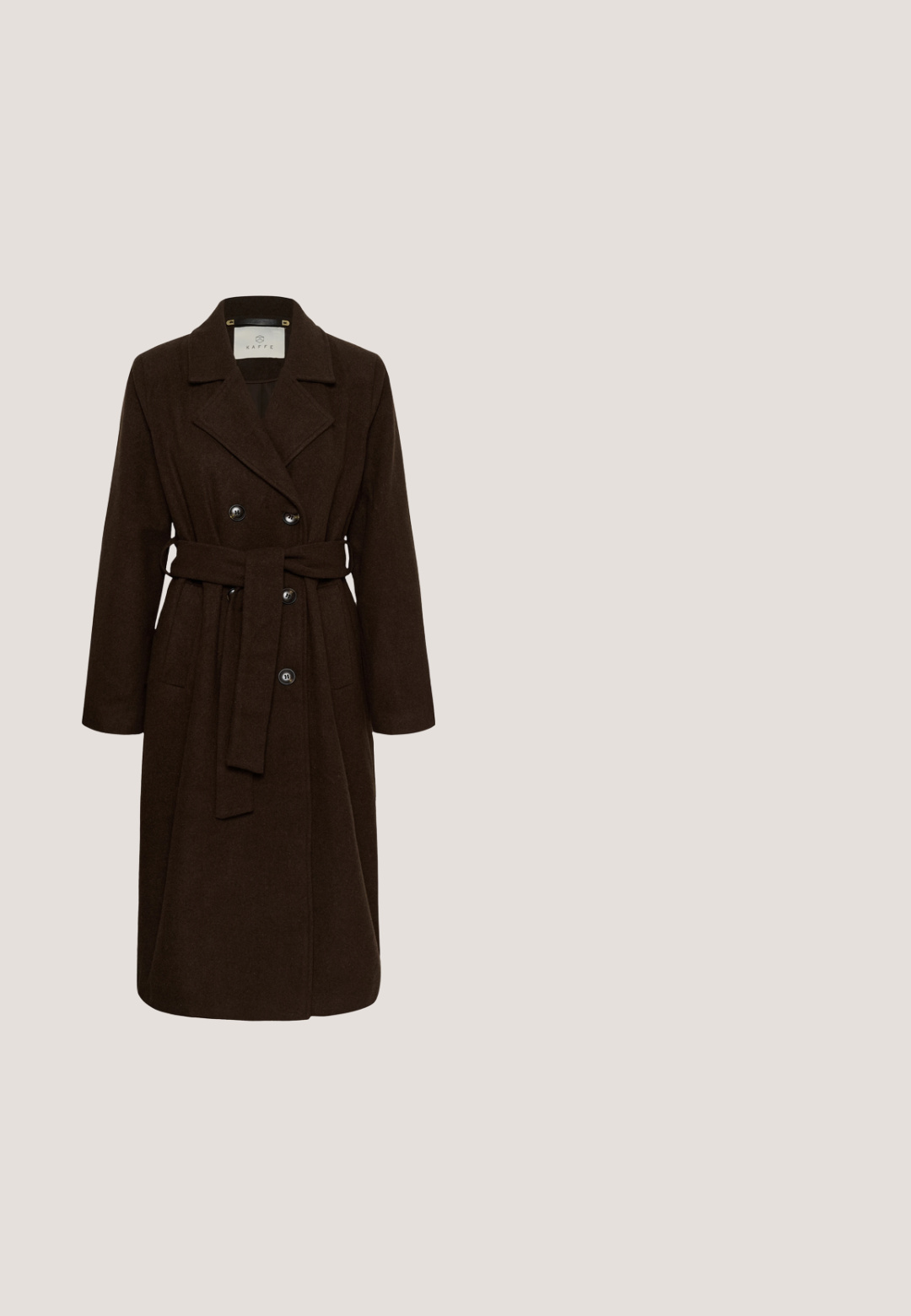 Manteau long marron foncé croisé avec larges revers, ceinture en tissu assorti et deux poches avant sur fond blanc.; Top femme ajusté à manches longues de couleur marron foncé avec un col rond et une étiquette de marque visible à l'intérieur du col.; Jupe maxi en satin marron avec une taille élastique. Présente une forme droite fluide et une texture lisse. Aucun ornement visible.; Bottine marron foncé à bout pointu, petit talon kitten bas, et empeigne lisse texturée, vue de profil sur fond blanc.; Sac à main en fausse fourrure marron à la forme incurvée, avec bandoulière en cuir, ferrures dorées et texture lisse. Comprend une bandoulière réglable.; Bague en or brillant avec un design en spirale lisse et audacieux sur le dessus, présentée sur un fond blanc.