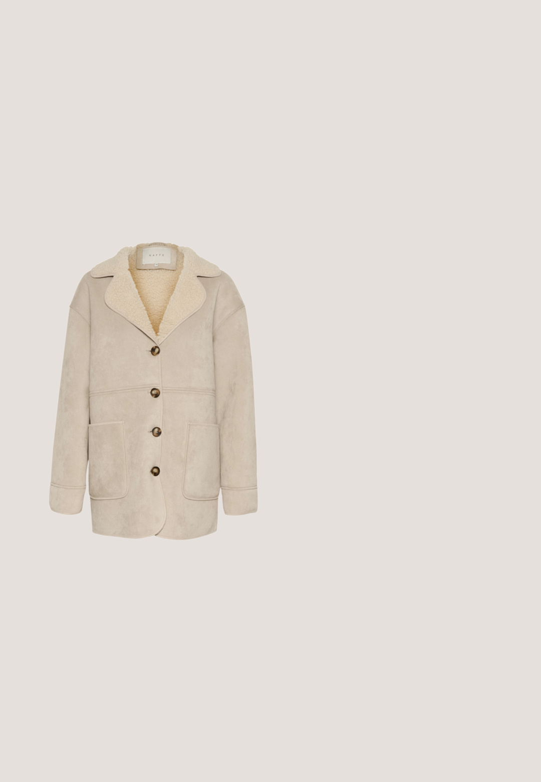 Beige suède jas met een zachte nep-shearling kraag, vijf bruine knopen en twee voorzakken. Casual ontwerp, ontspannen pasvorm.; Gebreide trui in roomkleur met een V-hals, lange mouwen en geribbelde manchetten. De stof heeft een gestructureerde afwerking, wat zorgt voor een zachte uitstraling.; Beige overhemd met lange mouwen en knopen, voorzien van witte verticale strepen en een ronde kraag, weergegeven op een witte achtergrond.; Beige wijde corduroy broek met een subtiele ribbelstructuur, riemlussen, voorrits en twee zijzakken.; Beige suède sneaker met een afgeronde neus, witte stikaccenten, platte veters en een lichtgekleurde hiel. Lichtgewicht rubberen zool.; Beige suède bucketbag met verstelbare schouderriem en trekkoordsluiting, met gestikte randen en een zachte, afgeronde vorm.