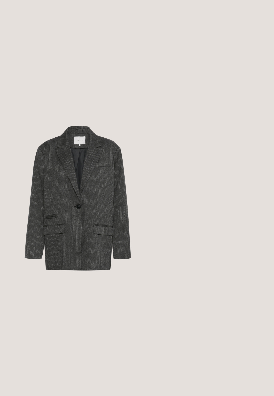 Blazer gris à rayures fines en tissu texturé, avec une fermeture à bouton unique, des revers crantés et deux poches avant.; Top en maille noir à manches courtes avec un col rond. Présente une texture lisse et un design simple. Étiquette visible au niveau du cou.; Pantalons gris à motif en chevrons avec une coupe large, dotés d'une ceinture noire. Fabriqués en matériau texturé semblable à la laine.; Bottine en cuir noir avec un nez pointu et un talon effilé. Texture lisse et fermeture éclair courte à l'arrière.; Sac à main en cuir noir avec une surface texturée, une poche frontale avec rabat et une bandoulière détachable et réglable. Présente des accents en métal argenté.; Boucles d'oreilles dorées avec une forme courbée et organique. Texture lisse et finition polie. Dotées de tiges pour un maintien sécurisé.