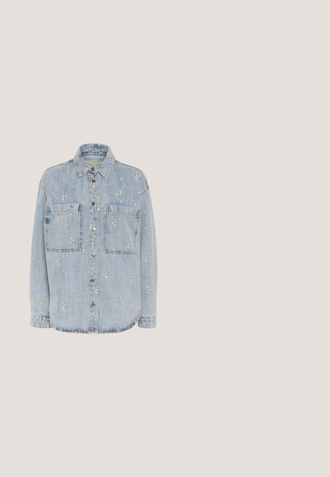 Lyseblå denimskjorte med blomsterbroderi, to forlommer, knappelukning og spids krave. Lange ærmer med manchetter.; Lyseblå t-shirt med korte ærmer og et stort, guld- og blomsterpræget læbemotiv midt på fronten.; Lyseblå denim midi nederdel med lynlåssprække foran, bæltestropper, knaplukning og sidelommer.; Blå denim ankelstøvle med spids tå, slidte tekstur og en stablet træhælfot. Har side løkker for nem påføring.; Lyseblå denim håndtaske med to skulderremme, der er fastgjort til metalliske ringe og dekorative nitter foran og på siderne.; Armbånd med små blå perler, uregelmæssige hvide perler, gyldne spacerperler og en justerbar guldlobsterlås.