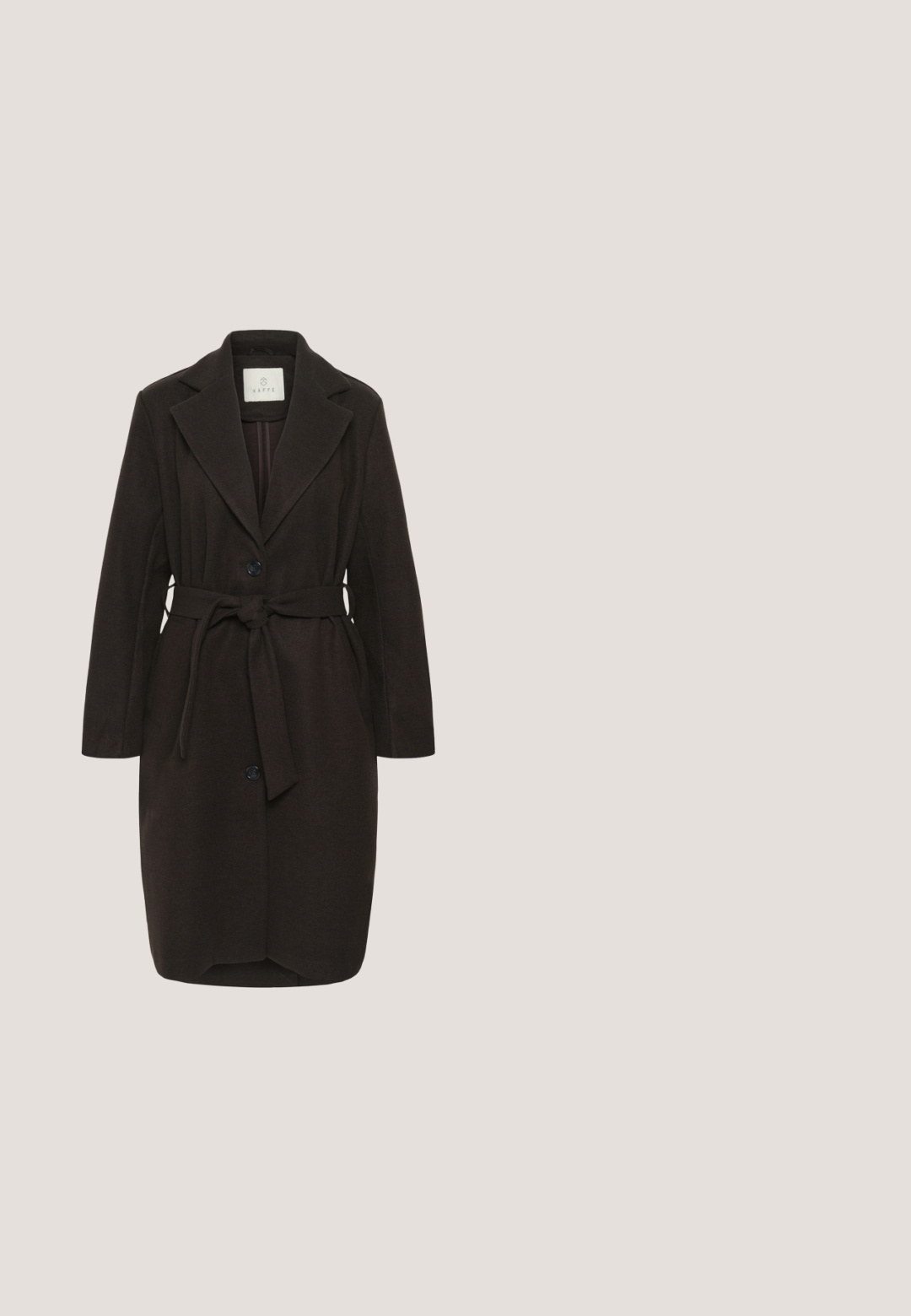 Mørkebrun lang uldfrakke med reverskrave, to knapper og et bundet stofbælte i taljen, vist på hvid baggrund.; Mørkegrå, fuzzy turtleneck sweater med afslappet pasform og dropped shoulders. Blød tekstur og cropped kantdetalje. Ingen synlige lukninger.; Mørkegrå, vidde bukser lavet af struktureret stof. Med knappet linning og lægdetaljer for et skræddersyet udseende.; Brune ankelstøvler lavet af et glat materiale med spids tå og firkantet blokhælhæl. Har en strækbar skaft for en tætsiddende pasform.; Brun læder tote taske med dobbelt håndtag, aftagelig skulderrem og struktureret overflade. Har subtilt guldbranding på forsiden.; Poleret guldring med to uregelmæssige, glatte, småstenformede bånd forbundet med en smal gullbro.