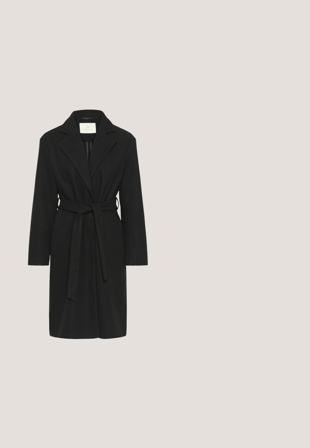 Sort uldblandingsfrakke med lange ærmer, brede klapper og et matchende bælte. Har en skræddersyet form og en mellem-længde design.; Grå strikket sweater med V-hals og knaplukning, der har lodrette stribemønstre og lange ærmer. Blød tekstur.; Sorte flared jeans lavet af et glat stof. Har fem lommer, en tætsiddende talje og en bred benåbning ved kanten.; Sorte ankelstøvler lavet af glat læder. Har en rund tå, en mellemhøj chunky hæl og en rem med en metallisk spænde detalje.; Sort nylon håndtaske med guldfarvet hardware, dobbelte toppe håndtag og en aftagelig skulderrem. Har logo-detalje på forsiden.; Guld hoop øreringe med en sammenkædning detalje hængende fra hver del. Glat, reflekterende overflade med en poleret finish.