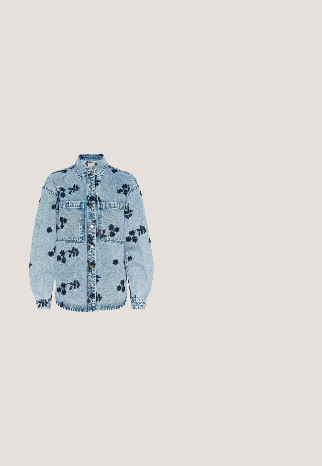 Lyseblå denimjakke med sorte blomsterprint, forreste trykknapper, to brystlommer, lange ærmer og en klassisk krave.; Lyserød kortærmet striktrøje med et subtilt diamantblonde mønster og rund halsudskæring.; Lyseblå, stribede bukser med bred ben og elastisk talje. Lavet af et åndbart stof, der har en glat, blød overflade og en afslappet pasform.; Hvide og lyserøde atletik sko med ruskind og mesh-paneler, snørebånd foran, rundet tå, lys sål og teksturerede detaljer på siderne.; Hvid skuldertaske i halvmåneform med justerbar rem, pink lynlåstræk og lille rød og gul logo nederst i midten.; Sølvhalskæde med en delikat kæde, der har en dobbelte stjernevedhæng pyntet med små klare sten og justerbar længde på låsen.