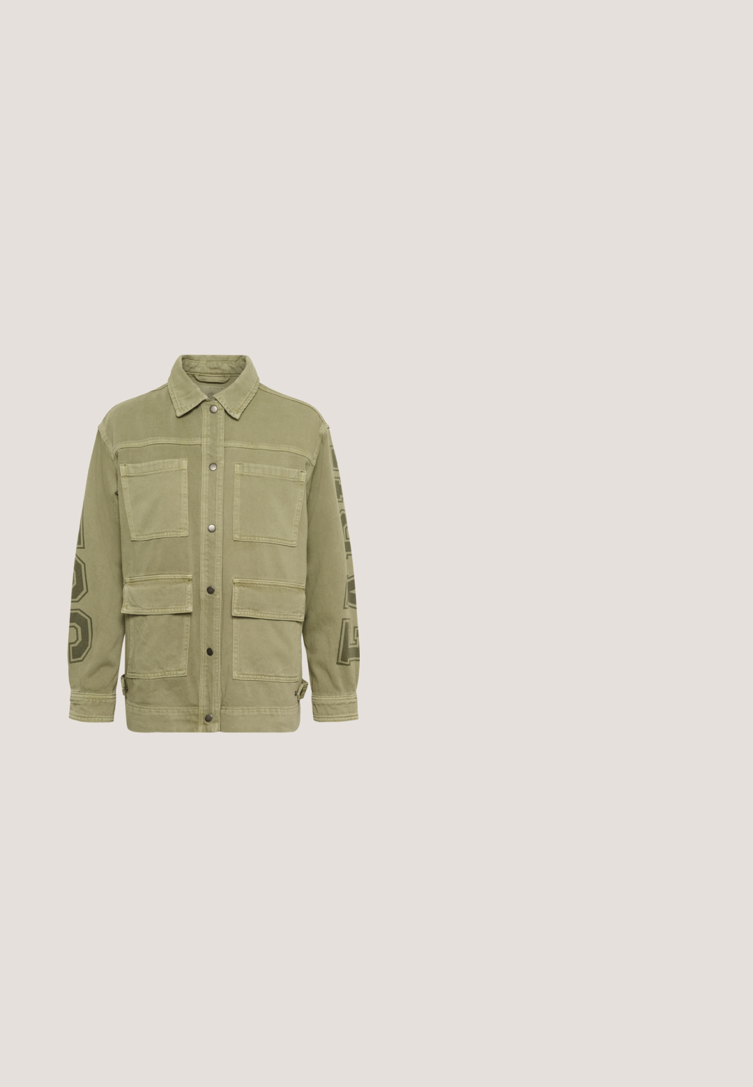 Veste boutonnée vert olive avec quatre poches frontales et texte imprimé sur les manches, avec col et sangles latérales réglables.; Blouse vert clair à manches courtes, avec des détails en dentelle au niveau de la poitrine et un dos en goutte d'eau. Fabriquée dans un tissu fluide avec une coupe décontractée.; Pantalon en lin vert olive à jambes larges avec taille élastique et cordon de serrage à l'avant sur fond blanc.; Baskets avec une tige en mesh blanc, des accents en daim vert, et un talon imprimé léopard. Elles présentent un bout arrondi et une semelle en caoutchouc texturée.; Sac à épaule vert crocheté avec une large bandoulière, orné de décorations florales tridimensionnelles sur le devant.; Paire de boucles d'oreilles demi-anneaux dorées texturées avec attaches à tige sur fond blanc.