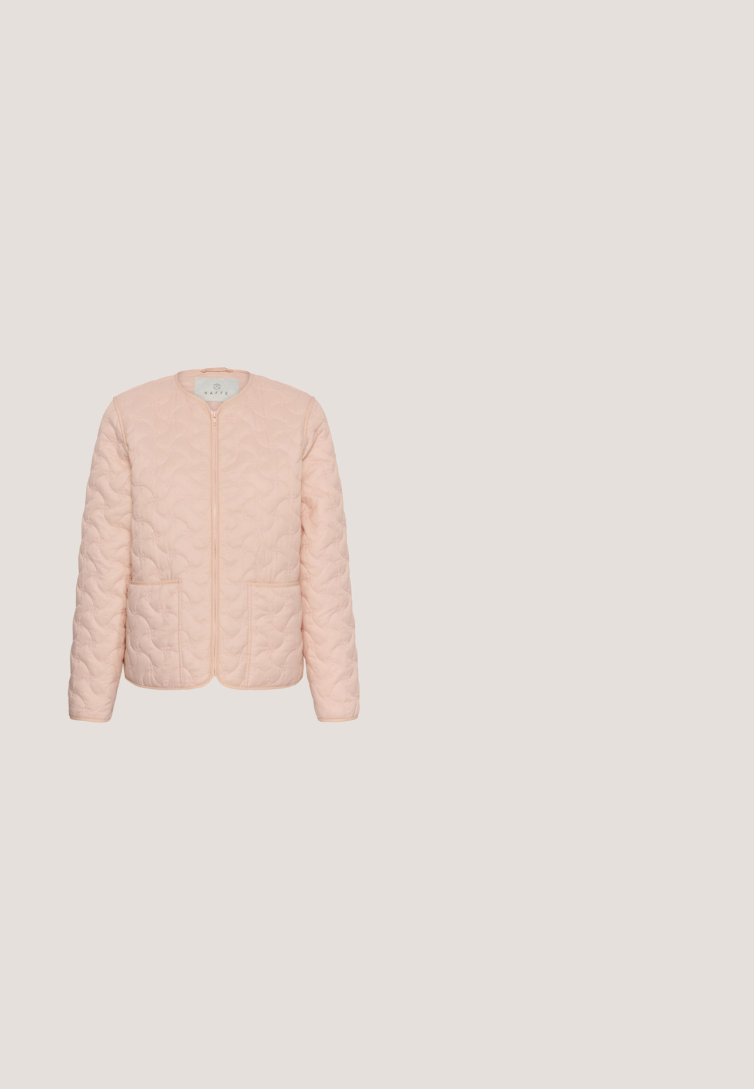 Lyserød quiltet jakke med lange ærmer, rund halsudskæring, lynlås foran og to forlommer.; Rosa strikket langærmet polo sweater med krave, der har en fem-knaps placket og ribbet kant. Blød tekstur, tætsiddende design.; Lyserøde, afslappede bukser med snoreliv, lige ben og blød tekstur, velegnede til afslappet brug.; Lav top rosa ruskind sneaker med lyserøde striber, snørebånd foran, hvid indvendig foring og gummisål, vist på hvid baggrund.; Quiltet lyserød stofpung med gyldent lynlås og broderede bier spredt over overfladen, brugt til opbevaring af små genstande.; Guldhalskæde med en rund lyserød donut-formet vedhæng og en lille rund charm nær låsen på hvid baggrund.
