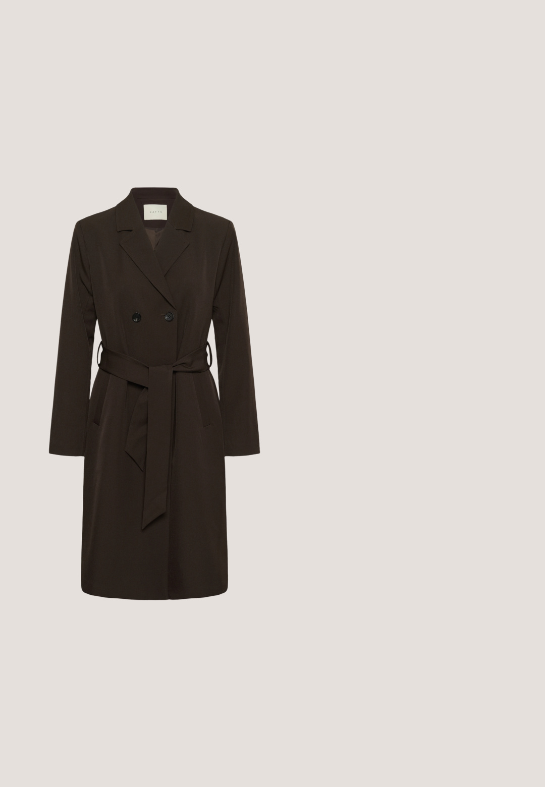 Lang mørkebrun trenchcoat med notch-krave, dobbeltknappet lukning, taljebælte og lange ærmer, vist på en ensfarvet baggrund.; Brun skjorte med knapper og klassisk krave, lange ærmer og en afslappet pasform. Lavet af glat bomuld med en ensartet tekstur.; Mørkebrune skræddersyede bukser vist bagfra med bæltestropper og to vandrette paspolerede lommer.; Brun læderhøjhælet sko med spids tå og slank hæl. Glat tekstur og minimal detaljer forstærker det elegante udseende.; Mørkebrun lædertaske med to øverste håndtag, aftagelig skulderrem, guldfarvede spænder, lynlås lukning og lille cirkulært logo foran.; Manchetarmbånd i guldfarve med hamret tekstur, med to runde brune tigerøje-sten foran.