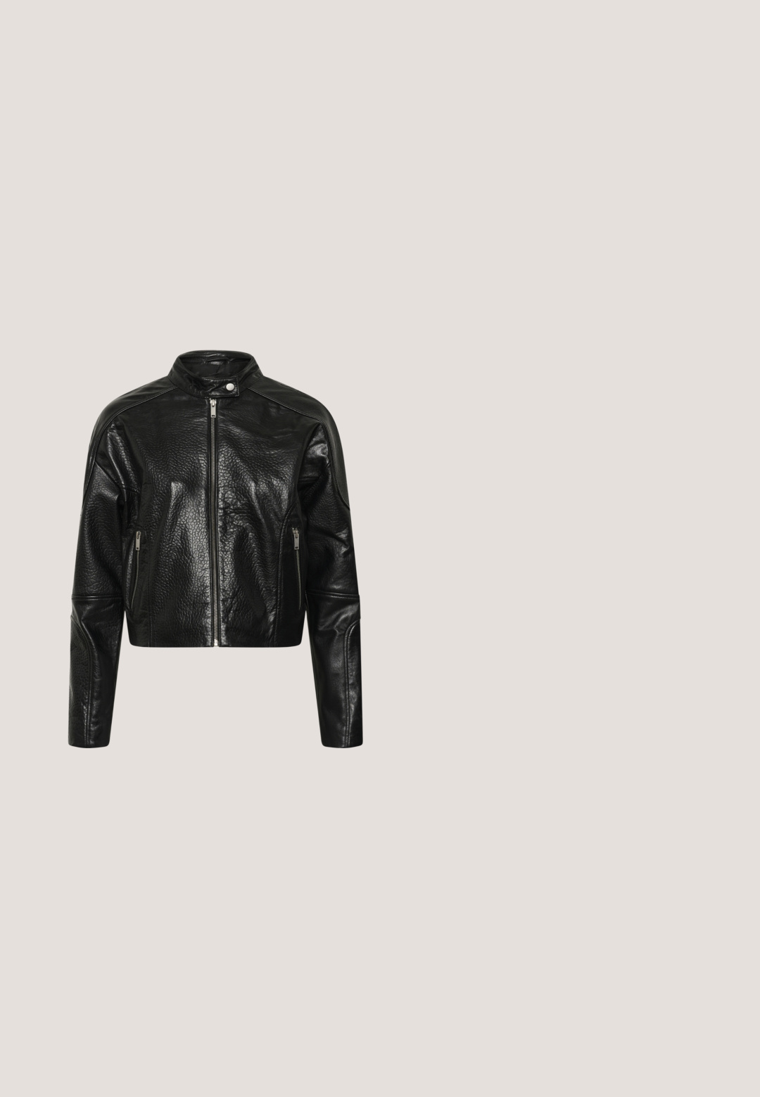 Veste en cuir noire texturée avec fermeture éclair sur le devant, deux poches zippées verticales, manches longues et col à bouton-pression, présentée sur fond blanc.; Vero Moda Tall VMEGAMAXI  - T-shirt basique - black; Pantalons évasés en cuir noir avec une texture lisse, dotés d'une fermeture éclair à l'avant, d'un bouton de fermeture et de détails de couture subtils le long des coutures.; Bottine en cuir noir avec un bout pointu, une silhouette effilée et un petit talon rond. Texture lisse avec un minimum de détails.; Sac à main en motif peau de serpent noir et blanc avec deux poignées, une fermeture à cordon et une bandoulière amovible. Texture lisse.; Boucles d'oreilles en argent avec un design ondulé et texturé, en forme de croissants superposés ; la finition polie accentue les qualités réfléchissantes.