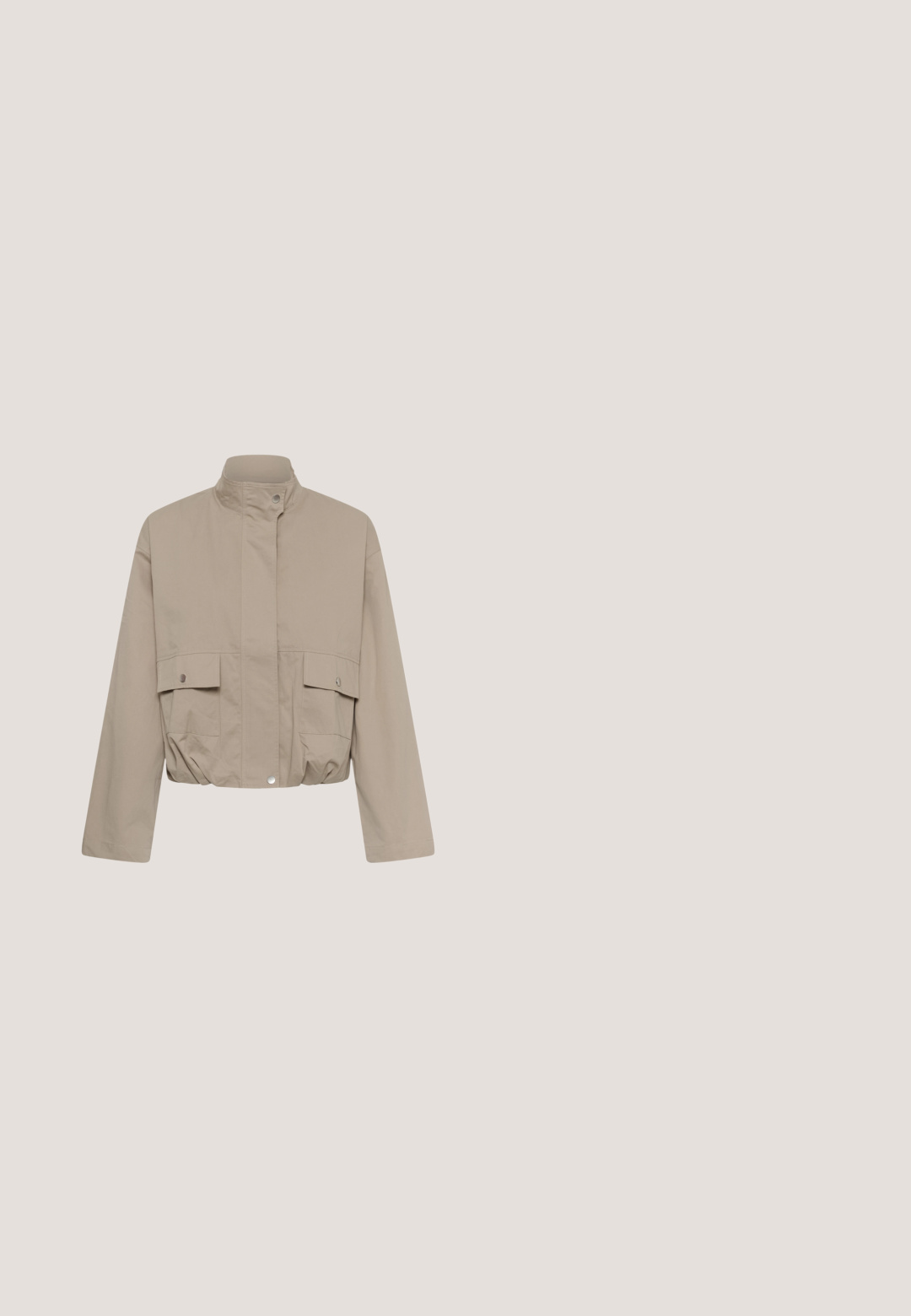Beige kort jakke med lange ærmer, høj krave, trykknaplukning og to forlommer med klappe og knapper.; Beige top med korte ærmer med sorte polkaprikker, rund halsudskæring og en lige kant, vist bagfra.; Beige cargo bukser med elastisk talje, sidelommer og en afslappet pasform. Fremstillet af letvægts, tekstureret stof.; Beige sneakers med en kombination af ruskind og mesh-materialer, med en gummisål og teksturerede detaljer på ydersiden.; Beige læderhåndtaske med en halvmåneform, en enkelt skulderrem og sølvfarvet hardware. Har et mærke og lynlåsdetailler.; Guld dråbeøreringe med en poleret finish. Har en slank, forlænget form, der går ind i en spids ende. Sikker postbaggift.