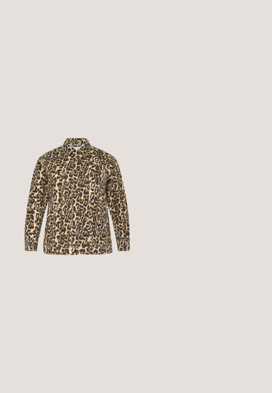 Leopardenmusterjacke in Beige und Schwarz. Knopfverschluss vorne, lange Ärmel, zwei Brusttaschen und klassischer Kragen. Strukturierter Stoff.; Leopardenmuster-Oberteil mit kurzen Ärmeln, aus leichtem Stoff in Beige und Dunkelbraun, mit rundem Ausschnitt und lockerer Passform.; Leopardenmuster-Hosen mit schlankem Schnitt, Knopfverschluss und genähtem Bund mit leichtem Stretch für zusätzlichen Komfort.; Ankle-Boots mit Leopardenmuster aus Wildleder, spitz zulaufend, mit enganliegender Passform und 5 cm Blockabsatz. Schwarze Nähte setzen Akzente.; Handtasche aus weichem Stoff mit Leopardenmuster und rechteckiger Form. Verfügt über einen einzelnen verstellbaren Lederriemen und einen Reißverschluss.; Halskette mit Gliedern in Goldoptik und großen, abgerundeten Kettengliedern. Verfügt über einen Karabinerverschluss und eine verstellbare Verlängerungskette für flexible Größenanpassung.