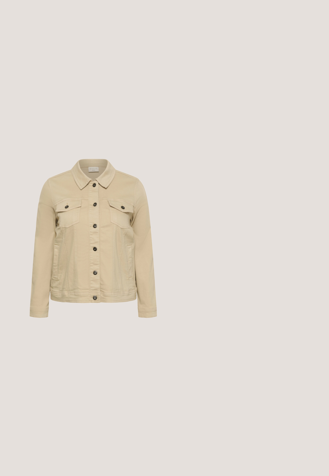 Beige langærmet denimjakke med knaplukning foran, to brystlommer med klap og knapper samt sidelommer.; Hvid kortærmet bluse med rund halsudskæring og hulmønster i hele stoffet.; Lys blå denim midi-nederdel med en forkortet slids, fem lommer og en tætsiddende talje med bæltestropper og knaplukning.; Hvide og beige sneakers med gyldne accenter, der har øvre dele i glat læder og ruskind, rund snude og flad gummisål. Design med tre striber.; Kremfarvet halvmåneformet håndtaske med viklet håndtag og aftagelig rem, med en sølv lynlås og lille logo-/plakette.; Lenoites MULBERRYSILK SCRUNCHIE - Hårstyling-accessories - White