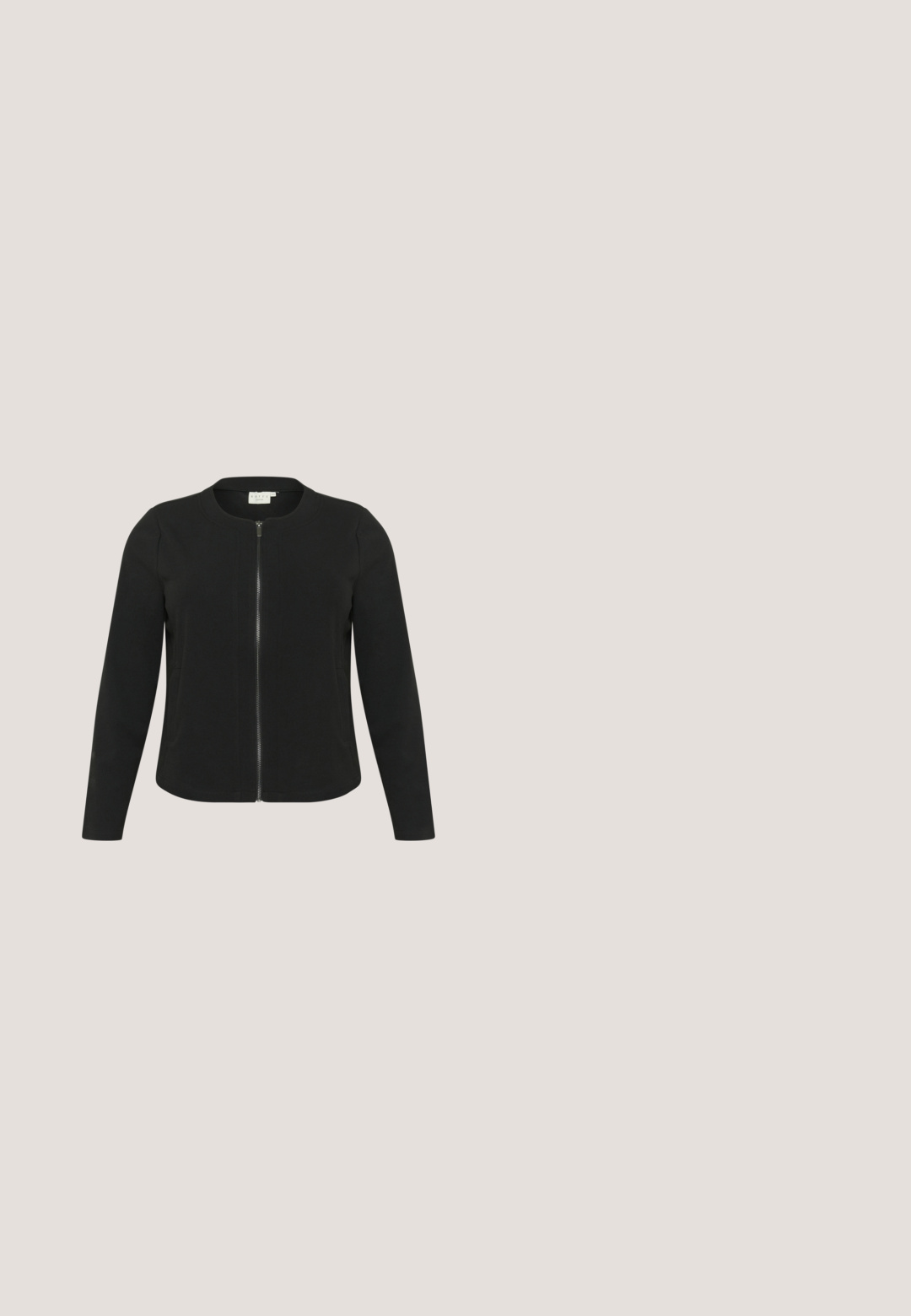 Kaffe Curve KCNANA STRIPED - Lichte jas - black deep; Lichtgrijs T-shirt met korte mouwen en een ronde hals en een klein wit grafisch logo op de bovenste linkerborst.; Rechtermans donkerblauwe denim jeans met voorzakken, riemlussen en een sluiting met knoop aan de voorkant, tentoongesteld tegen een neutrale achtergrond.; Lichtpaarse sport sneaker met een bovenwerk van mesh, een gevoerde zool en een ronde neus. Heeft een vetersluiting en minimalistische accenten.; Zwarte handtas met een gebogen vorm, bedekt met glanzende zwarte en zilveren pailletten, voorzien van een verstelbare schouderriem en ritssluiting.; Een paar glanzende zilveren oorringen met een dikke, ronde vorm en een scharniersluiting op een witte achtergrond.