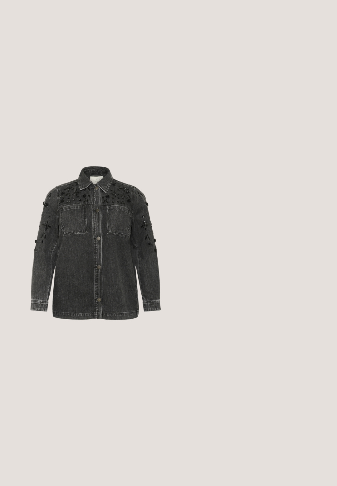 Kaffe Curve JAIDA  - Cowboyjakker - dark grey washed denim; Skinnende sort kortærmet top med V-udskæring. Stoffet har en glitrende tekstur, der giver en iøjefaldende, reflekterende overflade.; Sorte høj talje lige jeans med metalknap, forlommer og små sølvnitter langs de ydre sidesømme.; Sorte og sølv højhælede pumps med spids tå, der har et mesh sidepanel med slangeskindsprint og en elegant stilettohæl.; Lille sølv aften taske dækket med gnistrende rhinsten med et rundt metalhåndtag og to dekorative kvaster foran.; Øreringe i sølvfarve med små klare rhinsten, med et tekstureret, halvcirkelformet design og låsebeslag.