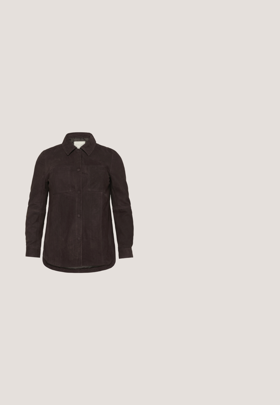 Veste en daim marron foncé avec un col, poches avant et fermeture à boutons. Dispose de manches longues et d'un ourlet arrondi.; T-shirt marron uni à manches courtes avec un col rond et un ourlet légèrement arrondi, présenté sur fond blanc.; Pantalons marron, jusqu'aux genoux, en tissu tissé lisse, dotés d'une fermeture à bouton et de deux poches latérales pour plus de commodité.; Chaussure à talon kitten en daim marron avec bride arrière et bout pointu, vue de profil sur fond blanc.; Sac bandoulière en cuir brun foncé avec des ferrures dorées, une poignée unique, une bandoulière réglable et amovible, et un nom de marque discrètement embossé à l'avant.; Bague en or brillant avec un design en spirale lisse et audacieux sur le dessus, présentée sur un fond blanc.