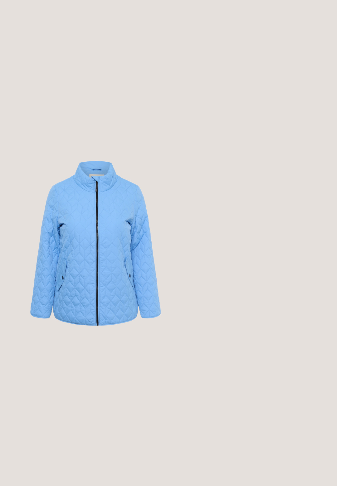 Hellblaue gesteppte Jacke mit hohem Kragen, durchgehendem Frontreißverschluss, zwei Seitentaschen und glatter Oberfläche. Mit Rautensteppung.; Yours Clothing T-Shirt print - blue; Blaue Skinny Jeans aus Denim mit hoher Taille, fünf Taschen und einem Reißverschluss. Der Stoff hat eine leicht ausgewaschene Textur mit kontrastierenden Nähten.; Weißer Sneaker mit hellblauen Wildleder-Akzenten, Schnürsenkeln und einer beigen Gummisohle, von der Außenseite auf einem weißen Hintergrund gezeigt.; Hellblaue Leder-Gürteltasche mit zwei Reißverschlussfächern und verstellbarem Riemen mit Druckknöpfen.; Silberne Creolen mit einer glatten, polierten Oberfläche. Eine Ohrringe ist leicht oval, während der andere kreisförmig ist. Beide haben nahtlose Verschlüsse.