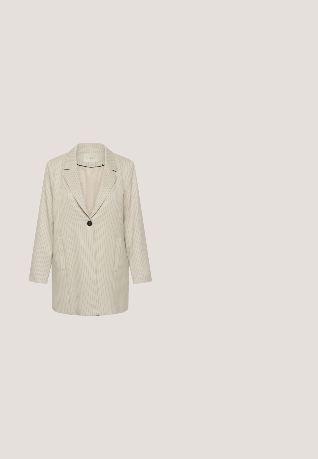 Blazer beige à manches longues avec fines rayures verticales, fermeture par un bouton noir unique et revers crantés.; Cardigan beige clair en tissu tricoté doux. Il a un col rond, des manches longues et six boutons en argent sur le devant.; T-shirt à manches courtes en blanc cassé, fabriqué en coton doux. Dispose d'un col rond et d'une texture lisse et sans coutures. Pas d'accent notables.; Pantalon beige coupe ample avec taille élastique et jambes droites, en tissu léger.; Baskets en daim beige avec lacets blancs, bordures marron et semelle en caoutchouc texturée de couleur tan, présentées de profil sur un fond blanc.; Sac à épaule en cuir gris texturé avec un dessus incurvé et une longue sangle unique pour le porter.