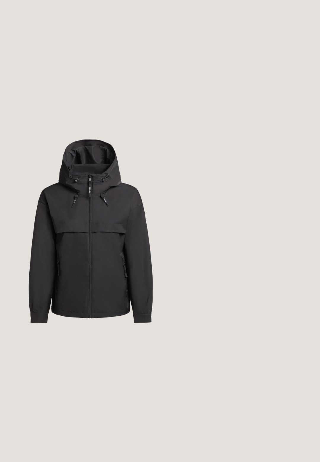 Zwarte waterdichte jas met een rits aan de voorkant, verstelbare capuchon en ritszakken aan de zijkanten. Heeft een gladde textuur en een minimalistisch ontwerp.; Zwarte korte mouw T-shirt met een ronde hals, voorzien van een klein geborduurd logo op de linkerborst en een geribbelde halslijn.; Zwarte legging gemaakt van rekbare stof, met een strak design zonder zichtbare naden of zakken, geschikt voor verschillende activiteiten.; Zwarte laars tot de knie met een structurele stoffen bovenkant en een slanke leren neus, met een lage blokhak voor stabiliteit en comfort.; Zwarte leren schoudertas met een gebogen vorm, gestructureerde afwerking, gouden accenten en een dun verstelbaar riempje.; Gouden metalen armband met een flexibele, slangachtige vormgeving. Voorzien van een sluiting en een korte kettingdetail voor verstelbare maat.