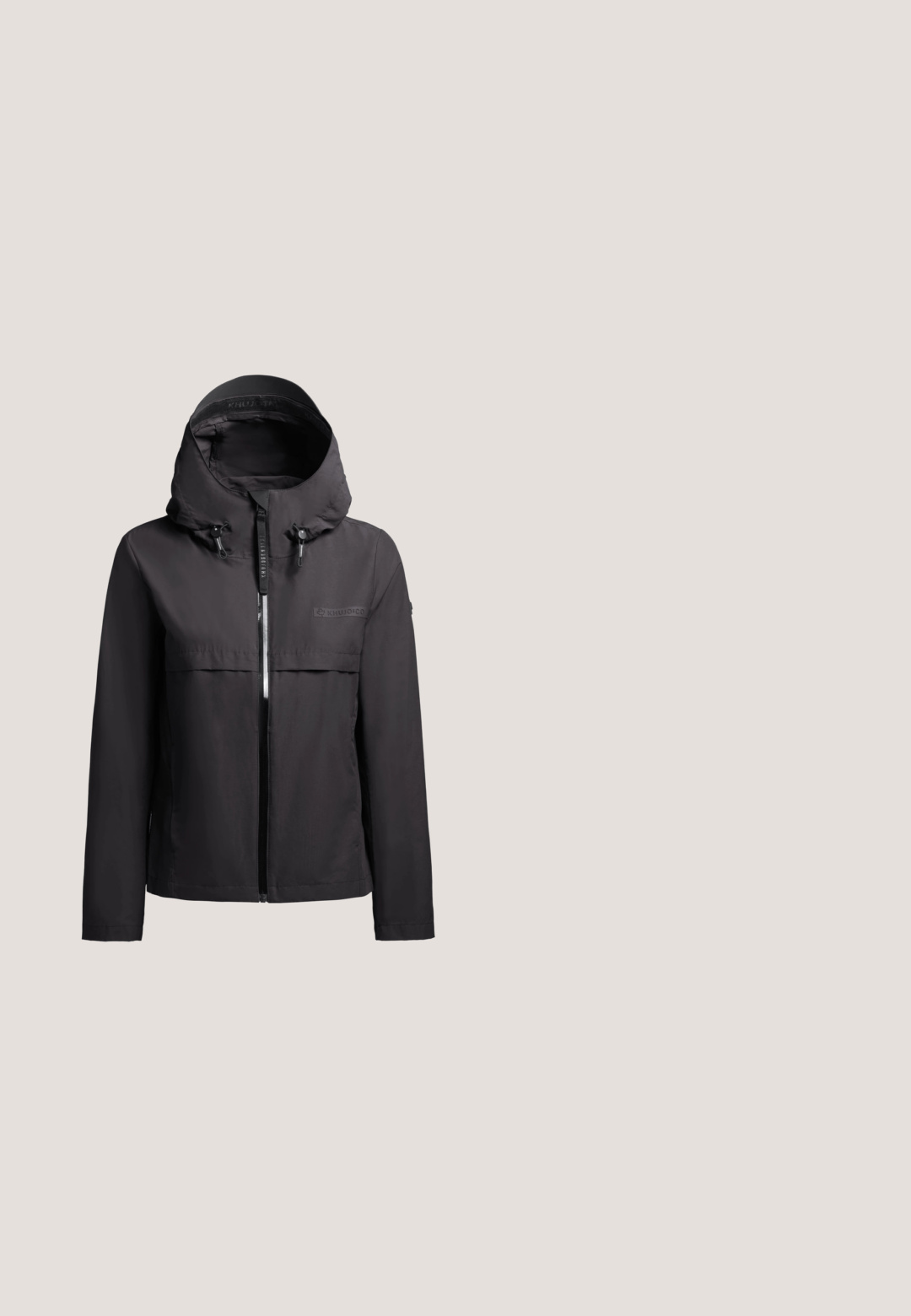 Zwarte waterdichte jas met een capuchon, voorrits en verstelbare koorden. Heeft een borstzak en een gladde, matte textuur.; Zwart off-shoulder top gemaakt van ribfluweel, met korte mouwen en een aansluitend design, met een soepele textuur en strakke lijnen.; Zwarte broek met een getailleerd ontwerp, gemaakt van zachte stof. Heeft een contrasterende crèmekleurige tailleband en een rechte pijp. Geen patronen of accenten.; Zwarte chunky platform sneaker met dikke zool, leren bovenkant, veters en klittenbandsluiting, en trekkoord aan de hiel.; Zwarte getextureerde draagtas met twee bovenhandgrepen en een afneembare schouderband. Kenmerkt zich door witte geborduurde tekst "KARL LAGERFELD PARIS" en adres.; Zilveren schakelarmband met een hartvormige hanger versierd met strasstenen. Inclusief een merklabel en een karabijnsluiting.