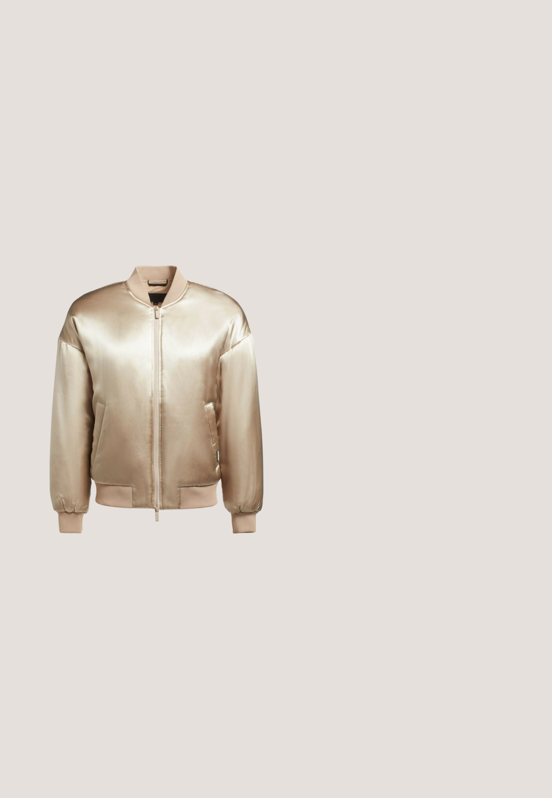 Satin bomberjack in lichtgoud met een ritssluiting aan de voorkant, ribgebreide kraag en boorden, en zijzakken. Vloeiende textuur met een licht glanzende afwerking.; Bruin T-shirt met korte mouwen en een driehoekig logo met bloemenpatroon waarop de tekst "Guess U.S.A. Wash Denim Jeans" staat aan de voorkant.; Lichtblauwe spijkerbroek met een recht model, voorzien van een voorste knoopsluiting, vijf zakken en subtiele vervaging.; Beige sneaker met luipaardprintaccenten die zweeft boven een beige geaderd tapijt in een kamer met neutrale tinten, met op de achtergrond een gebogen bank.; Lichtgrijze Guess schoudertas met blauw monogrampatroon, goudkleurige logoplaat, gespdetails en verstelbare smalle band.; Gouden armband met een ronde bedel met heldere stenen en gegraveerde details. De schakels zijn verbonden, met een sluiting om het vast te maken.